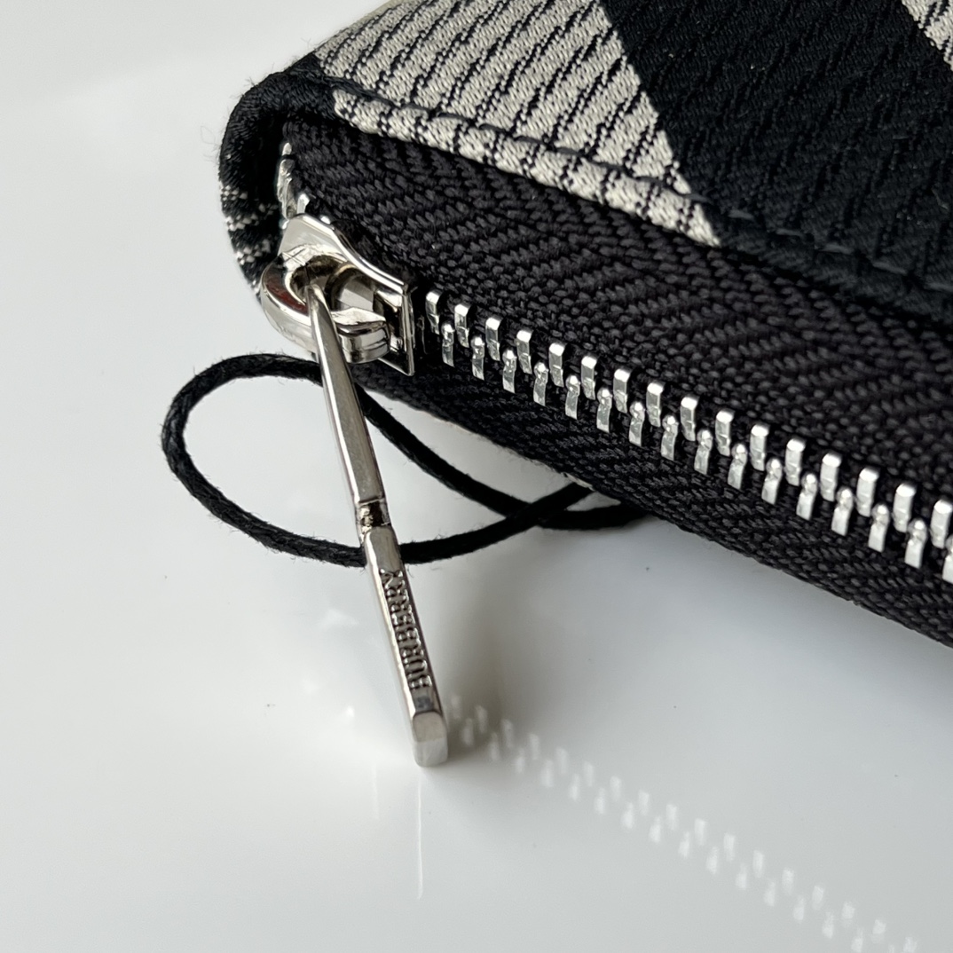 Burberry 下单让利50 大号拉链钱夹 装饰提花精纺的格纹图案 搭配 B 字型拉链头