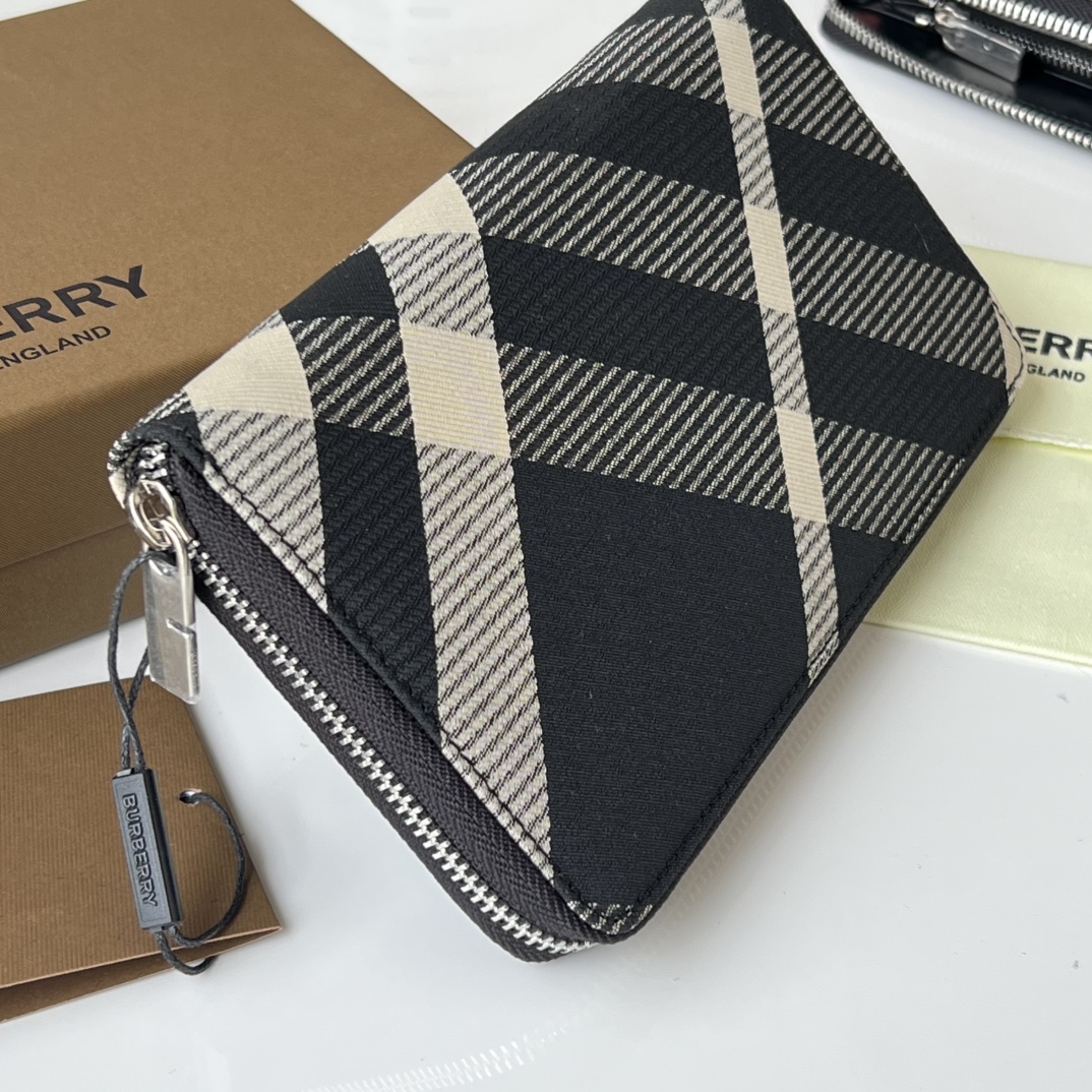 Burberry 下单让利50 大号拉链钱夹 装饰提花精纺的格纹图案 搭配 B 字型拉链头