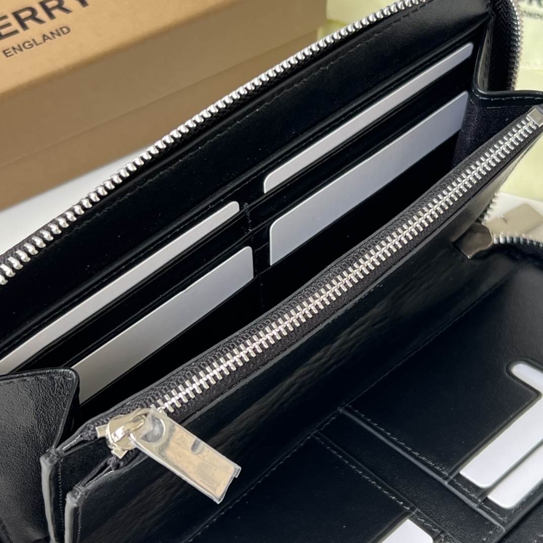 Burberry 下单让利50 大号拉链钱夹 装饰提花精纺的格纹图案 搭配 B 字型拉链头