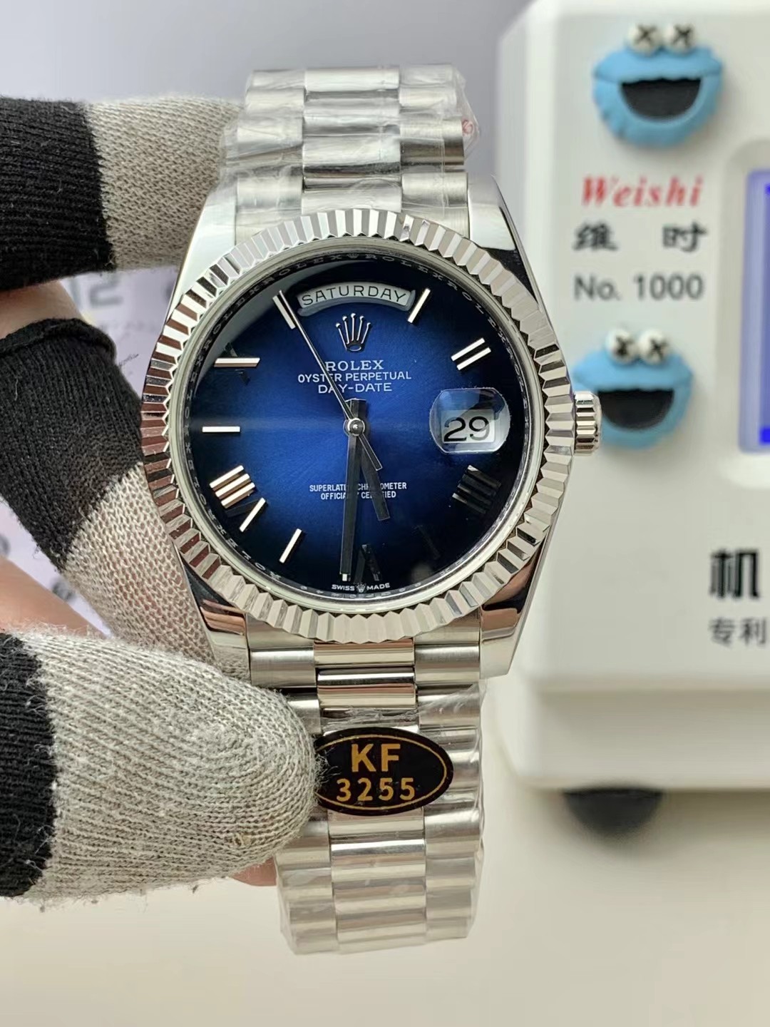 NO:386508,All the amazing things about the real online photos are derived from continuous breakthroughs and another super copy weekly calendar DAY-DATE40 series in cloning history - a heavy version (the weight of the official watch is about York). Breaking through the limits of traditional craftsmanship, the conventional stainless steel material on the market has a specific gravity of 8, the counterweight material has a specific gravity of 12.5, and the official K gold specific gravity of 16.5. We have developed a special material comparable to the specific gravity of K gold. The products cast through this material can be infinitely close to the K gold case in terms of weight and texture.  There are two options for the entire series of products. It is equipped with the Asina 2836 movement, which is about gram-high weight, and the customized version of Cal.vr movement is about 195 grams. For watch friends who like Jinlao, they can detoxify and say goodbye to the embarrassing scene of light and fluttering. Whether it is gold, platinum or rose gold, the product has a reinforced color to make it less likely to oxidize and fade. The details of the entire watch are full of sincerity, and even the steel mark on the back can clearly see the three-dimensional pattern, etc., KF produces it. It must be a fine product.,, gold19860909网络实拍图所有的惊艳——都源自于不断地突破,克隆史上又一款超级副本星期日历型DAY-DATE40系列——足重版（官方整表重量约克左右）. 突破传统工艺极限市面常规的不锈钢材料比重为8,配重材料比重为12.5,官方K金比重是16.5,而我们研制出可媲美K金比重的特殊材质,经此材质铸造出来的产品能与K金表壳,在份量与质感上无限接近. 全系列产品可供两个选择,搭载稳定性之王Asina2836机芯是克左右的足重版,搭载定制版Cal.vr机芯是195克左右的配重版.针对喜欢金劳的表友,从此可以解毒告别上手轻飘飘的尴尬场景,不管是黄金色、铂金色还是玫瑰金色,产品均有加强固色使其更加不容易氧化褪色.整表细节之处满满皆是诚意,就连背部的狗头标钢印都可以清晰的看到立体纹路等等,KF出品 必属精品.,,gold,Watch