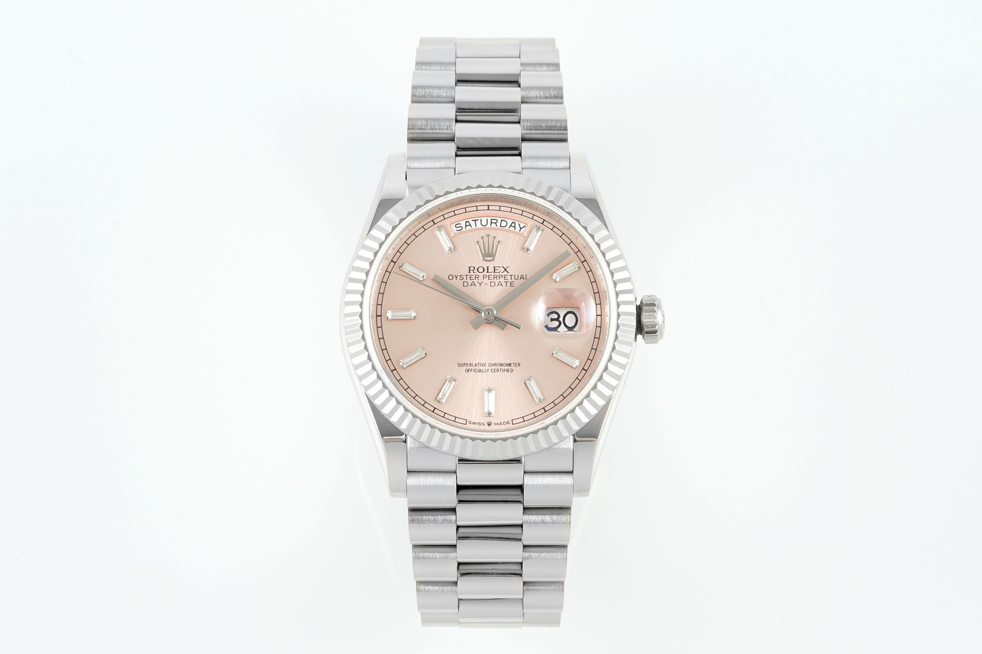 NO:388079,New style DD36 foot heavy version - another super copy weekly calendar DAY-DATE36 series in cloning history - foot heavy version (the weight of the official watch is about York). Breaking the limit of traditional craftsmanship, the conventional stainless steel material on the market has a specific gravity of 8, the weight material is 12.5, and the official K gold specific gravity is 16.5. We have developed a special material comparable to the specific gravity of K gold. The products cast through this material can be infinitely close to the weight and texture of the K gold case. The whole watch data is original mold cast, and the 36mm watch diameter can be easily controlled by men, women, young and old!  Equipped with the Asina 2836 movement, the weight reaches about gram (the original version is consistent). For watch friends who like Jinlao, they can detoxify and say goodbye to the embarrassing scene of light and fluttering. Whether it is gold, platinum or rose gold, the product has a reinforced color to make it less likely to oxidize and fade. The details of the entire watch are full of sincerity, and even the steel mark on the back can clearly see the three-dimensional pattern, etc., KF produces it, which must be a fine product.,, gold19860909新增款式DD36足重版——克隆史上又一款超级副本星期日历型DAY-DATE36系列——足重版（官方整表重量约克左右）. 突破传统工艺极限市面常规的不锈钢材料比重为8,配重材料比重为12.5,官方K金比重是16.5,而我们研制出可媲美K金比重的特殊材质,经此材质铸造出来的产品能与K金表壳,在份量与质感上无限接近. 整表数据原版开模铸造,36mm的表径男女老少皆可轻松驾驭！搭载稳定性之王Asina2836机芯,重量达到克左右的足重版（原版一致）.针对喜欢金劳的表友,从此可以解毒告别上手轻飘飘的尴尬场景,不管是黄金色、铂金色还是玫瑰金色,产品均有加强固色使其更加不容易氧化褪色.整表细节之处满满皆是诚意,就连背部的狗头标钢印都可以清晰的看到立体纹路等等,KF出品 必属精品.,,gold,Watch