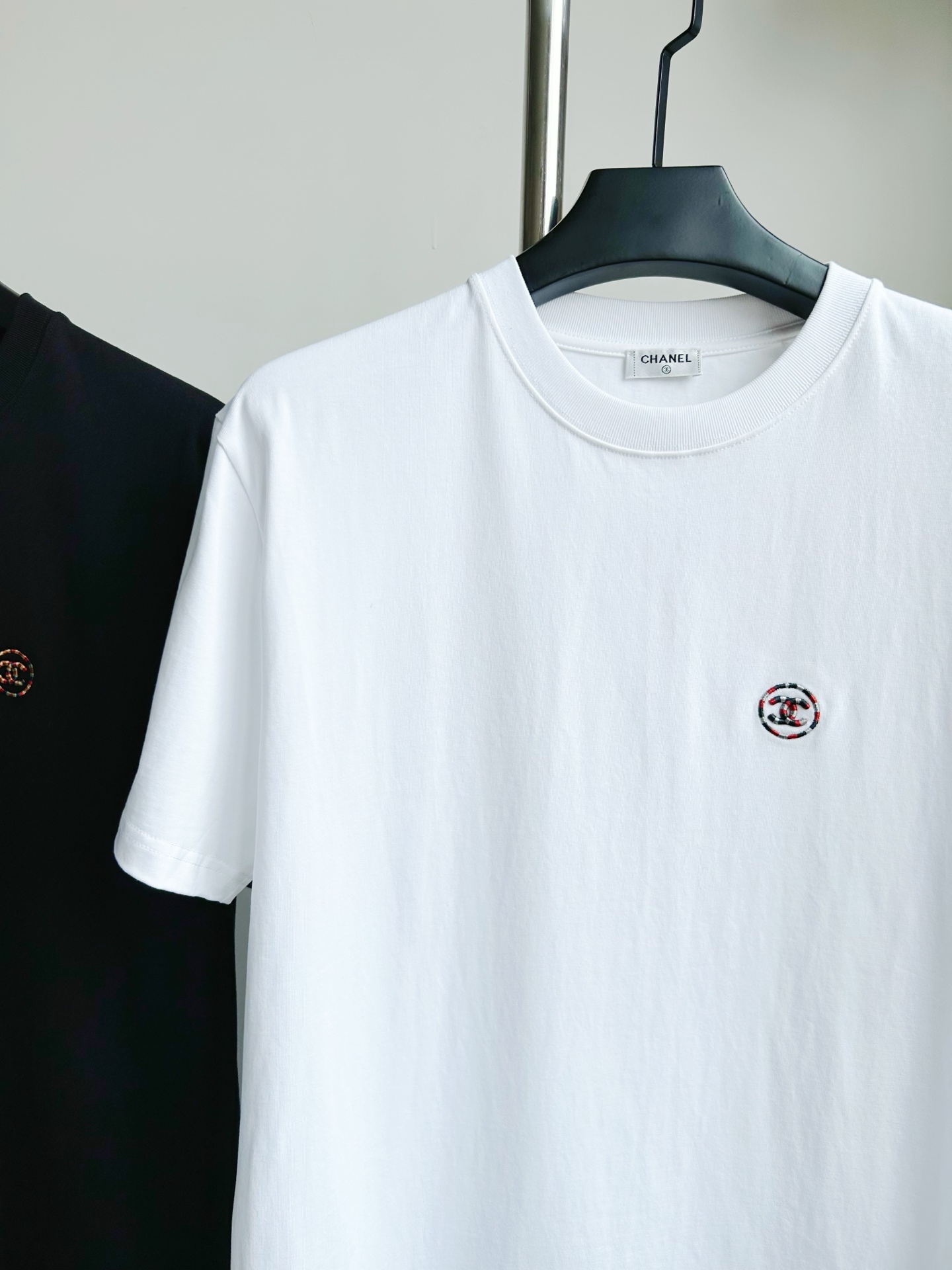 。【香奈儿】工装系列夏日轻盈之选解锁呼吸感纯棉短T重磅硬挺，
当阳光吻上肌肤，一件会呼吸的纯棉短袖才是盛