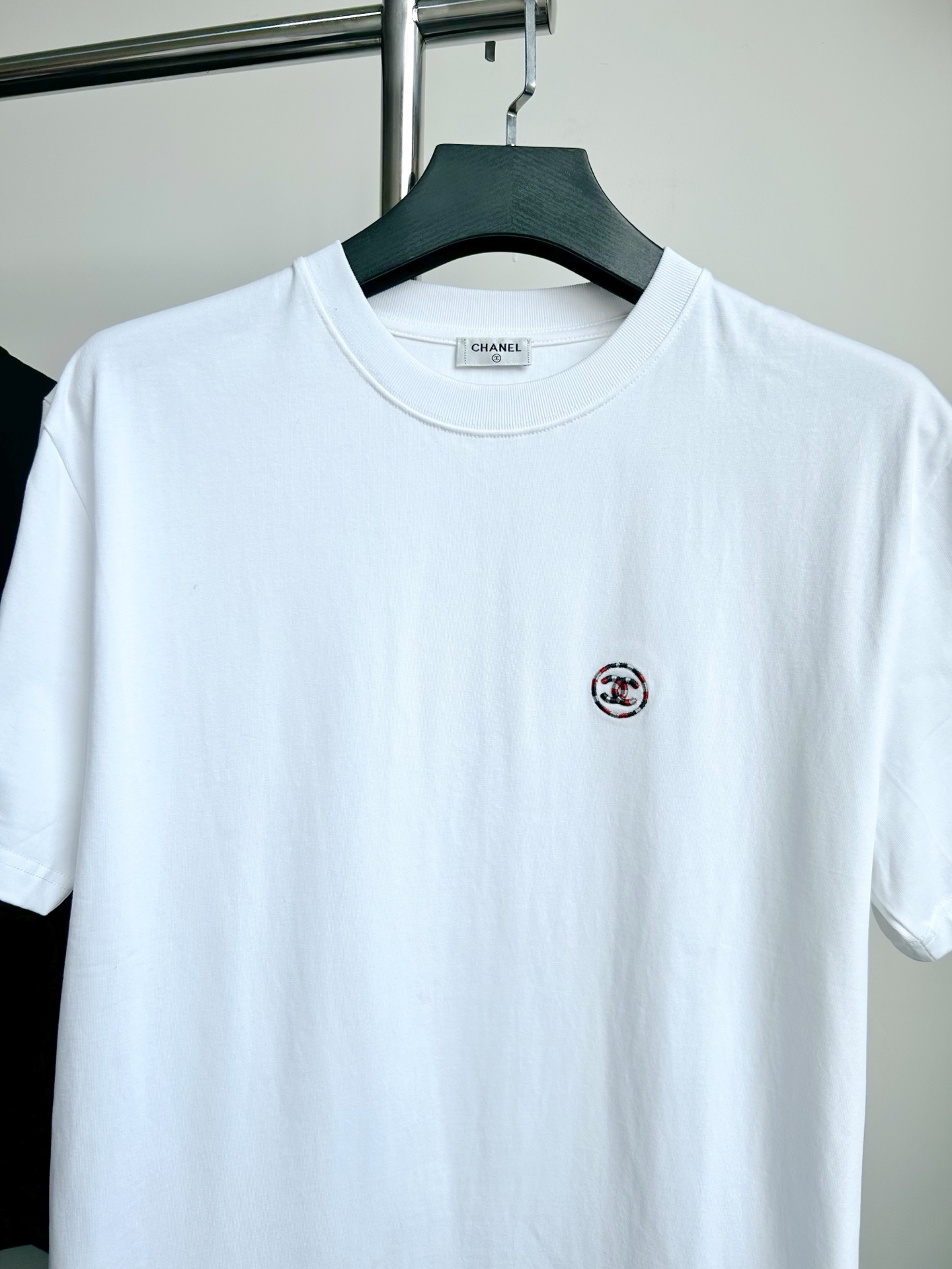 。【香奈儿】工装系列夏日轻盈之选解锁呼吸感纯棉短T重磅硬挺，
当阳光吻上肌肤，一件会呼吸的纯棉短袖才是盛