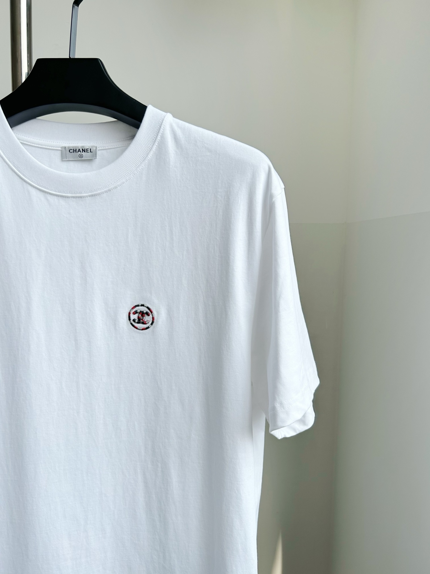 。【香奈儿】工装系列夏日轻盈之选解锁呼吸感纯棉短T重磅硬挺，
当阳光吻上肌肤，一件会呼吸的纯棉短袖才是盛