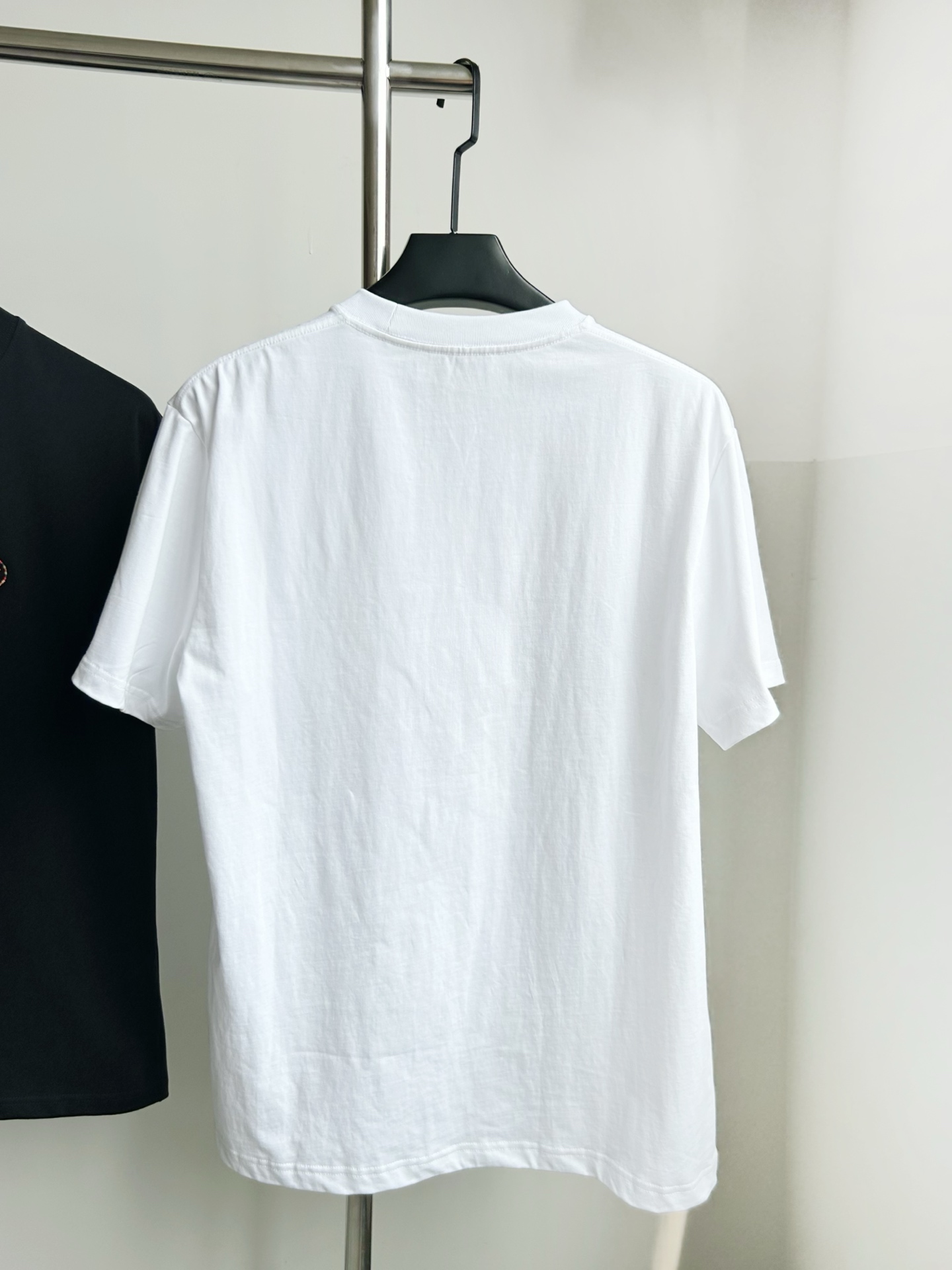 。【香奈儿】工装系列夏日轻盈之选解锁呼吸感纯棉短T重磅硬挺，
当阳光吻上肌肤，一件会呼吸的纯棉短袖才是盛