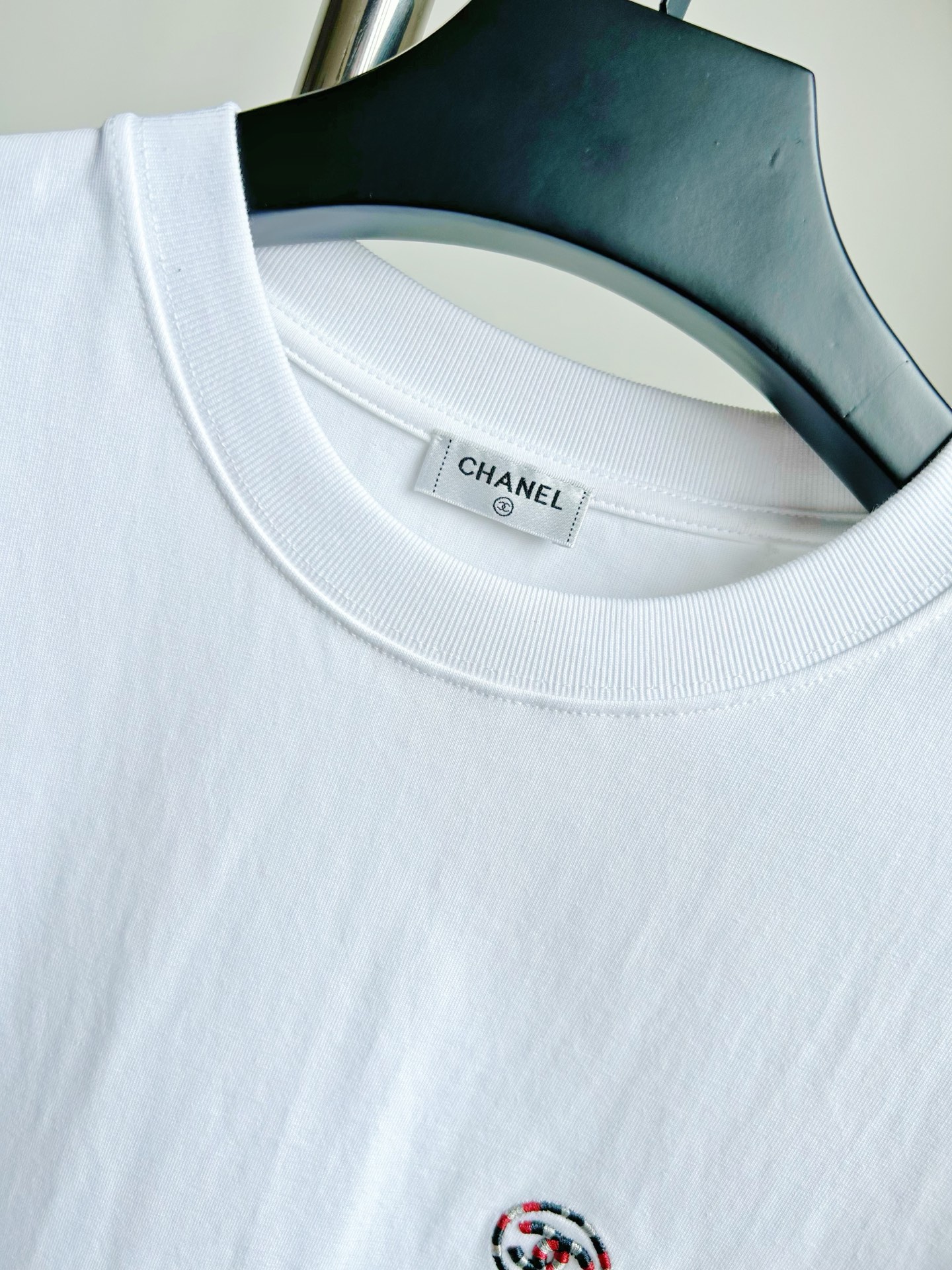 。【香奈儿】工装系列夏日轻盈之选解锁呼吸感纯棉短T重磅硬挺，
当阳光吻上肌肤，一件会呼吸的纯棉短袖才是盛