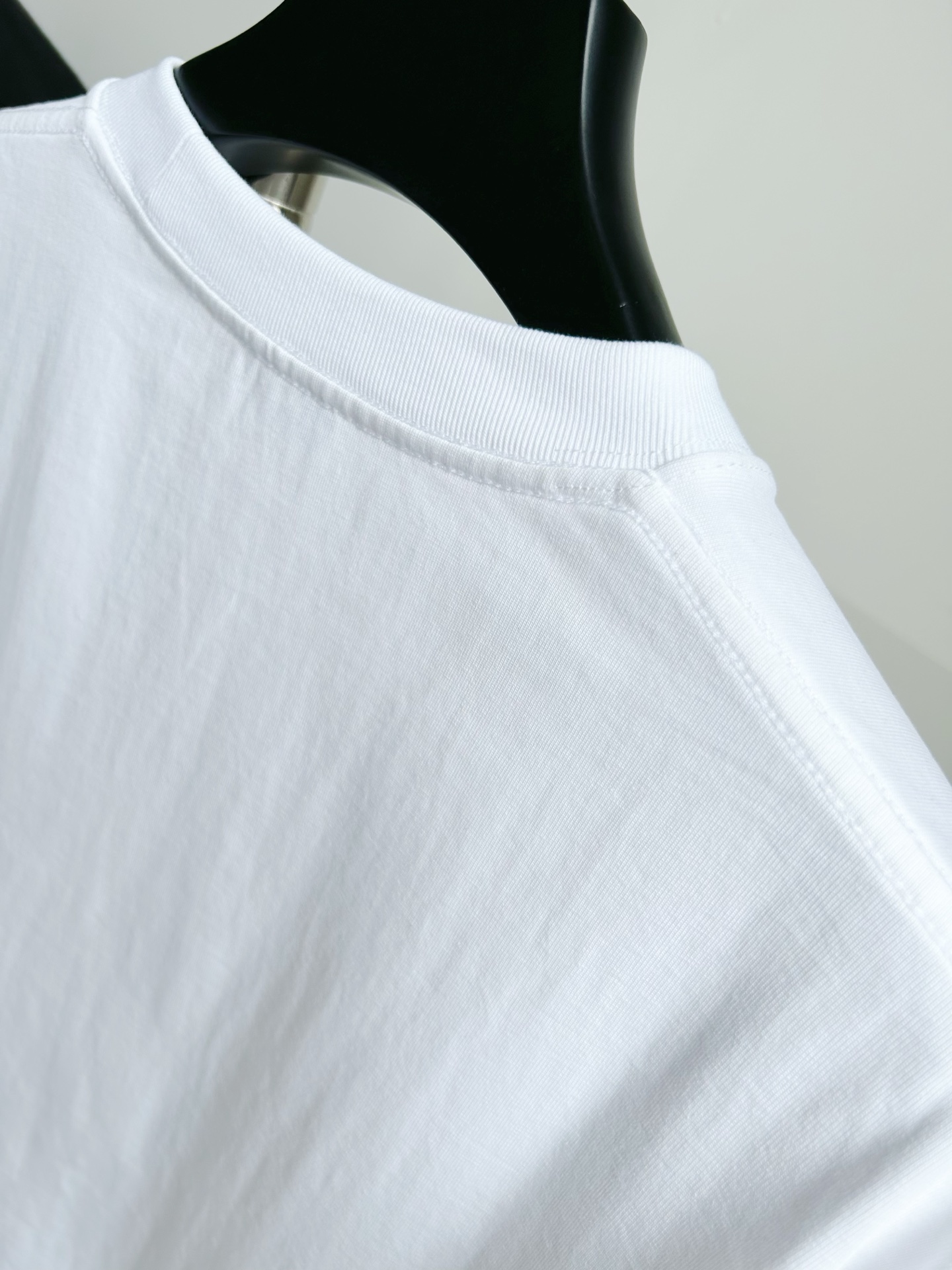 。【香奈儿】工装系列夏日轻盈之选解锁呼吸感纯棉短T重磅硬挺，
当阳光吻上肌肤，一件会呼吸的纯棉短袖才是盛