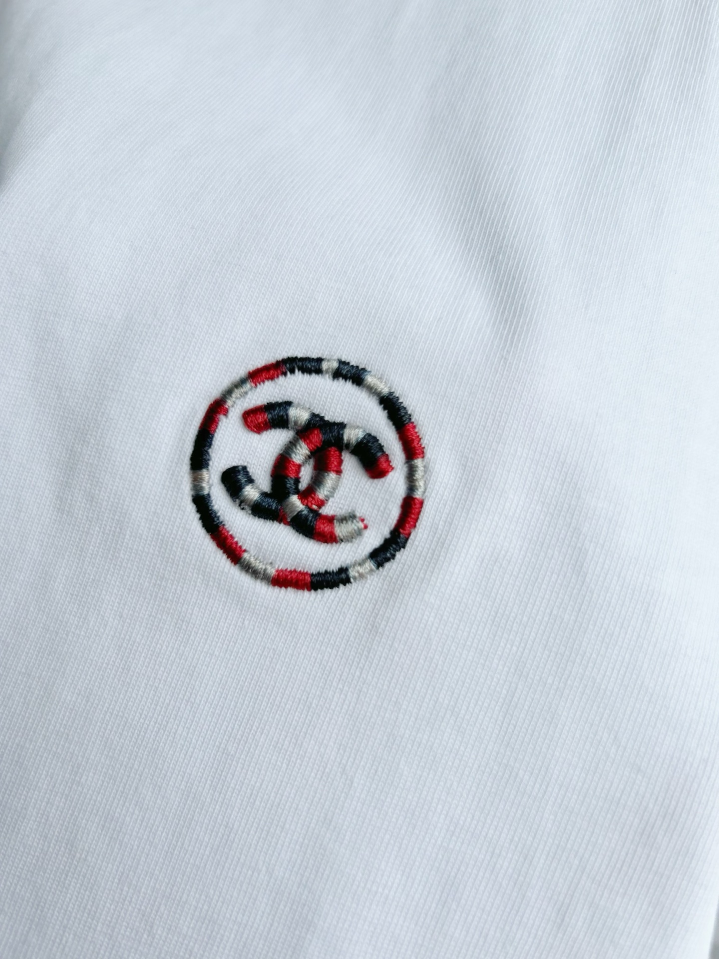 。【香奈儿】工装系列夏日轻盈之选解锁呼吸感纯棉短T重磅硬挺，
当阳光吻上肌肤，一件会呼吸的纯棉短袖才是盛