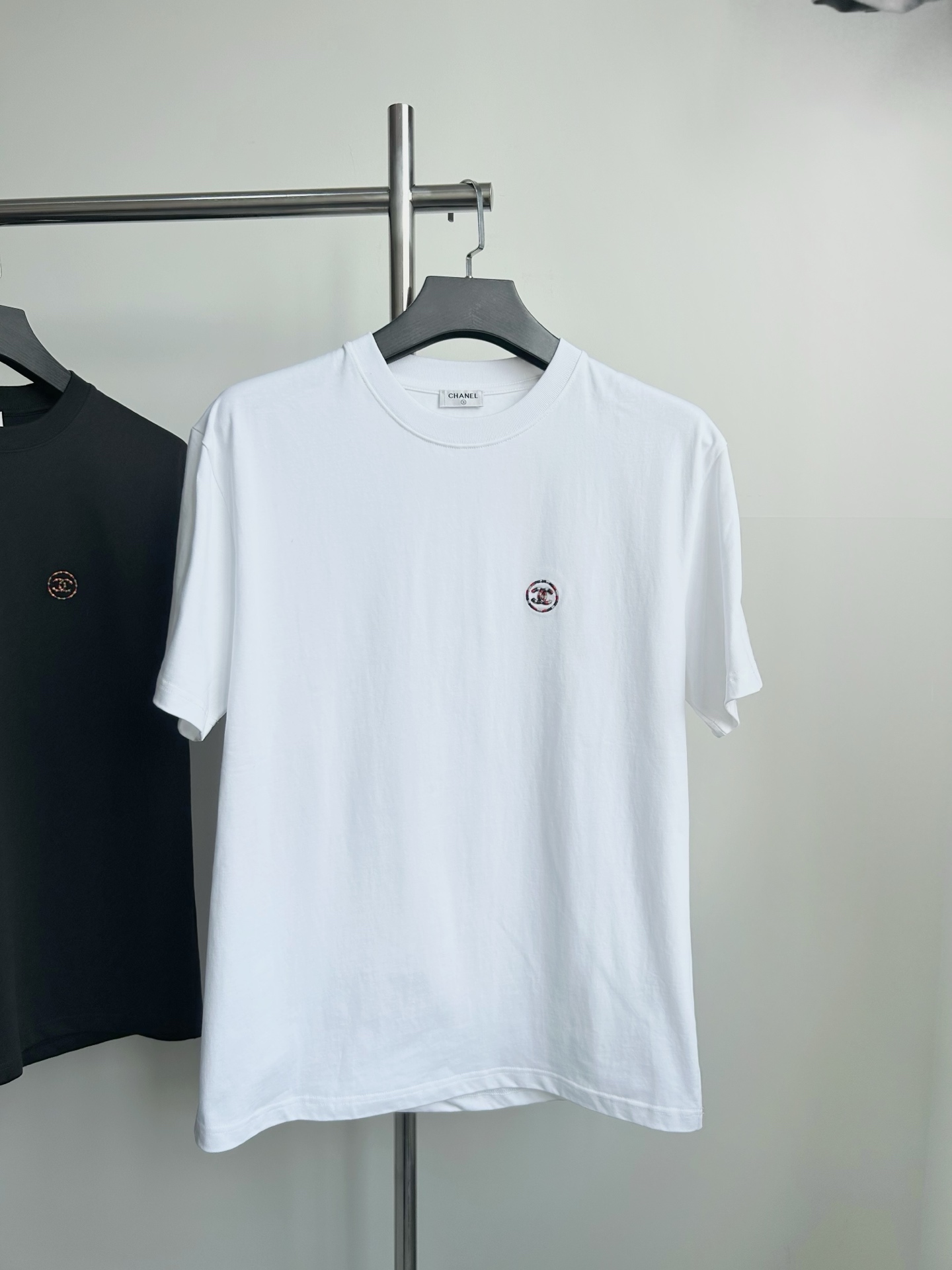 。【香奈儿】工装系列夏日轻盈之选解锁呼吸感纯棉短T重磅硬挺，
当阳光吻上肌肤，一件会呼吸的纯棉短袖才是盛