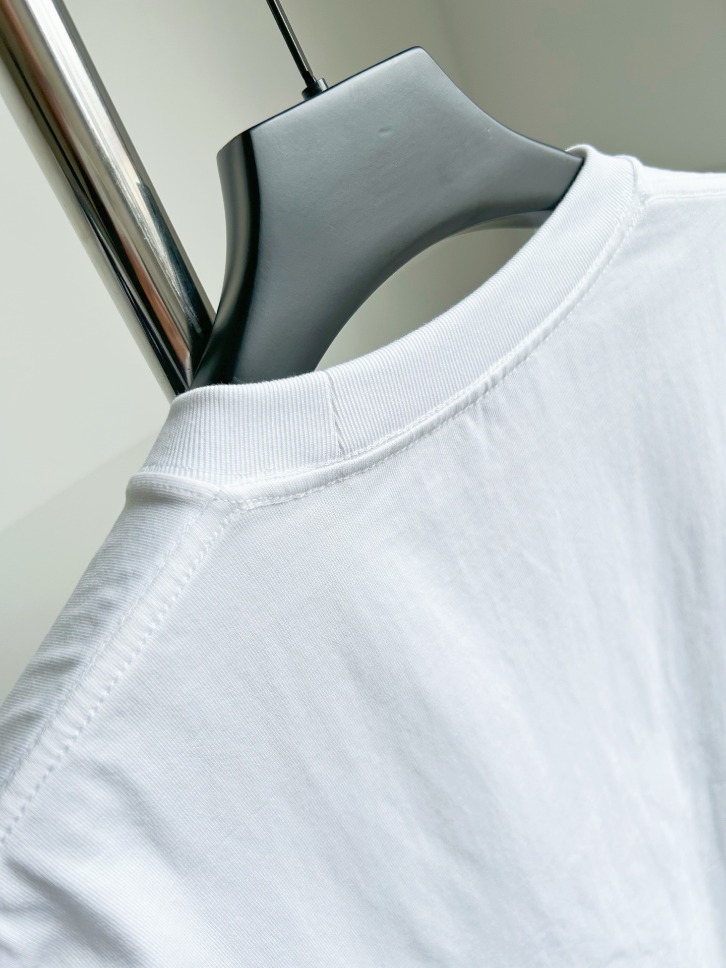 。【香奈儿】工装系列夏日轻盈之选解锁呼吸感纯棉短T重磅硬挺，
当阳光吻上肌肤，一件会呼吸的纯棉短袖才是盛