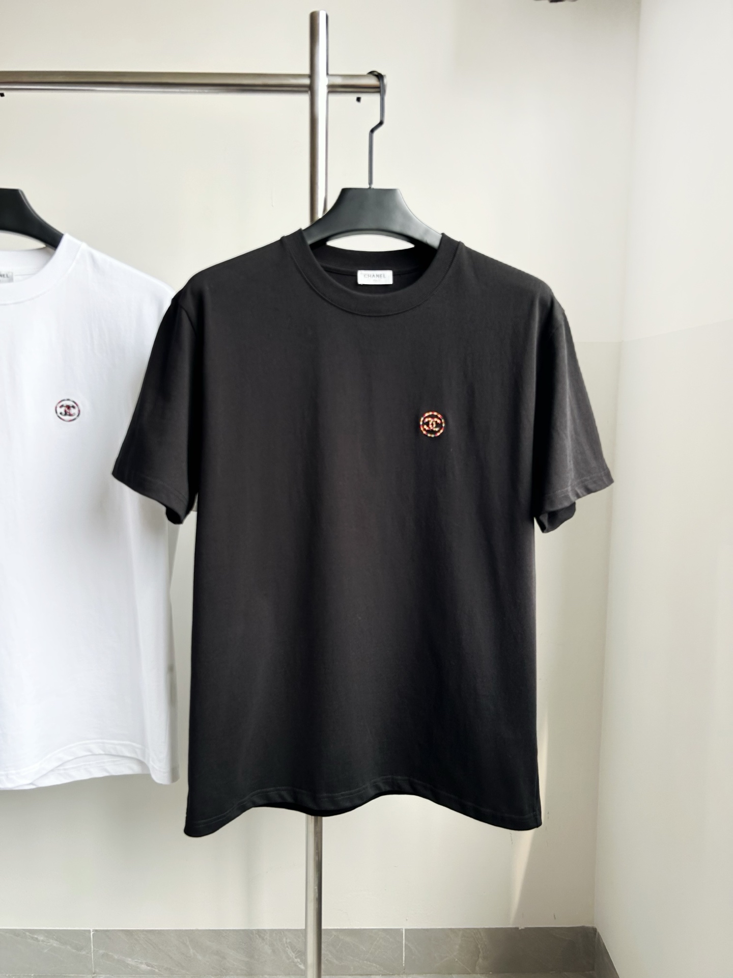 。【香奈儿】工装系列夏日轻盈之选解锁呼吸感纯棉短T重磅硬挺，
当阳光吻上肌肤，一件会呼吸的纯棉短袖才是盛