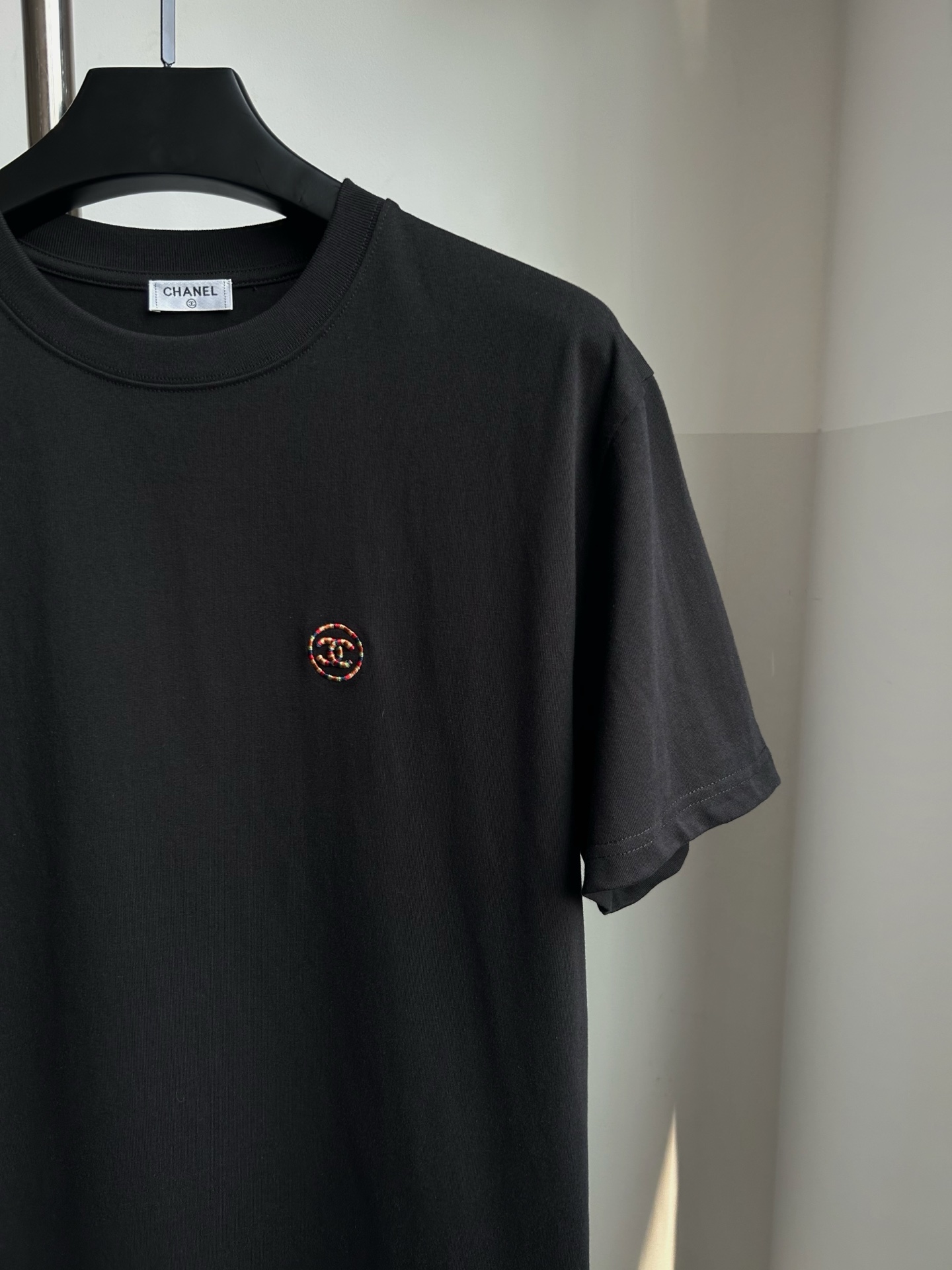 。【香奈儿】工装系列夏日轻盈之选解锁呼吸感纯棉短T重磅硬挺，
当阳光吻上肌肤，一件会呼吸的纯棉短袖才是盛