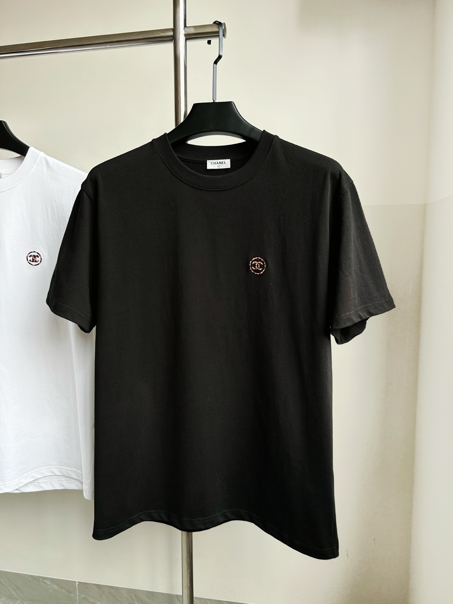 。【香奈儿】工装系列夏日轻盈之选解锁呼吸感纯棉短T重磅硬挺，
当阳光吻上肌肤，一件会呼吸的纯棉短袖才是盛