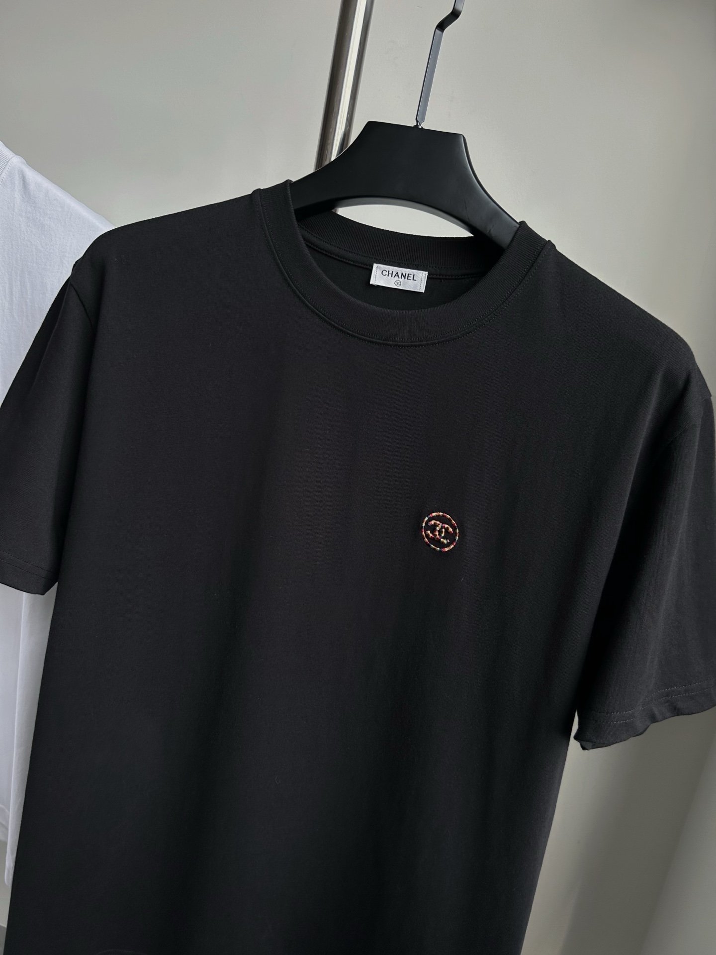 。【香奈儿】工装系列夏日轻盈之选解锁呼吸感纯棉短T重磅硬挺，
当阳光吻上肌肤，一件会呼吸的纯棉短袖才是盛