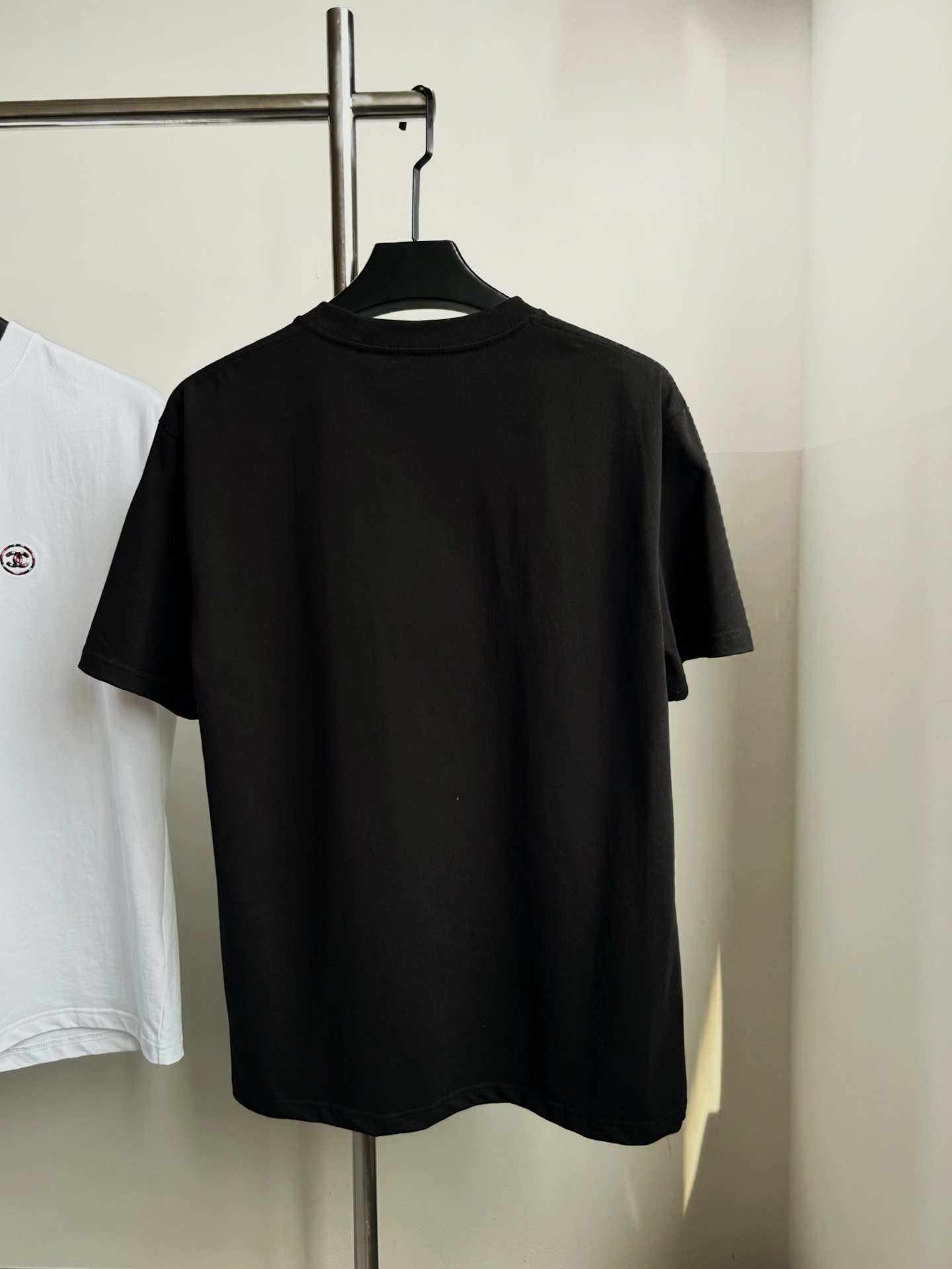 。【香奈儿】工装系列夏日轻盈之选解锁呼吸感纯棉短T重磅硬挺，
当阳光吻上肌肤，一件会呼吸的纯棉短袖才是盛