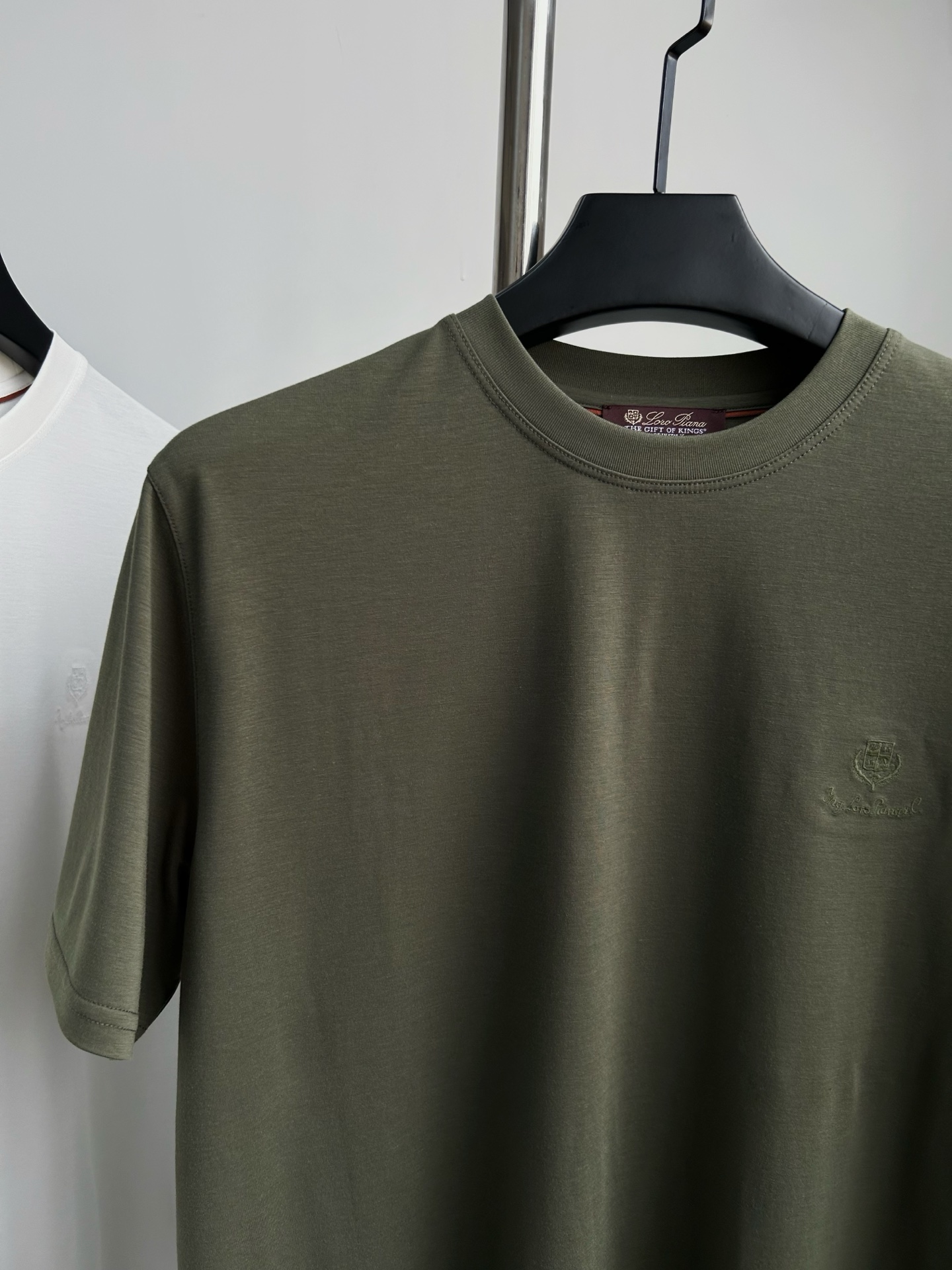 。 独家品质，定制面料Loro Piana刺绣字母LOGO男士短袖T恤，面料采用原版定制100%丝光棉，