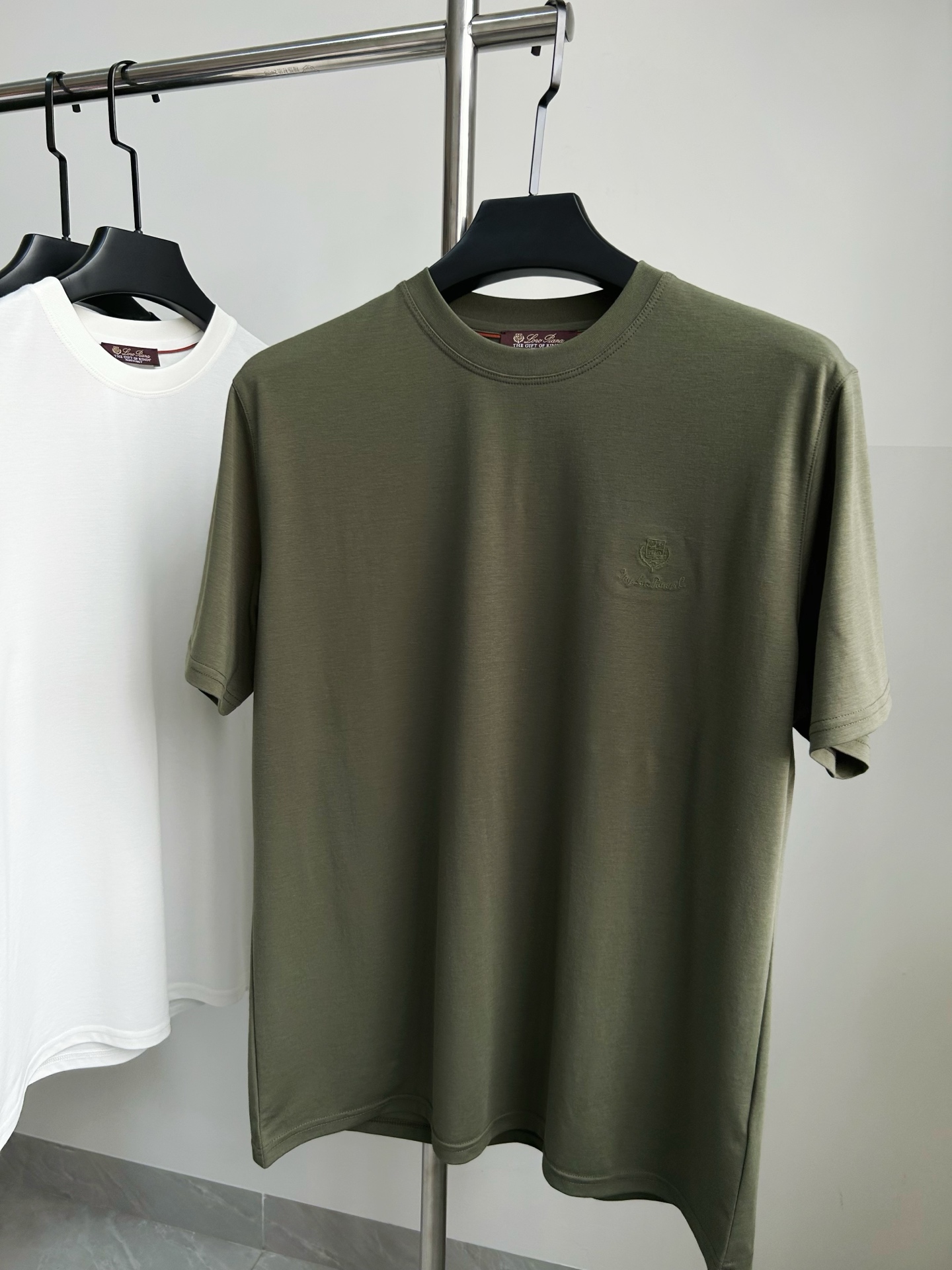 。 独家品质，定制面料Loro Piana刺绣字母LOGO男士短袖T恤，面料采用原版定制100%丝光棉，