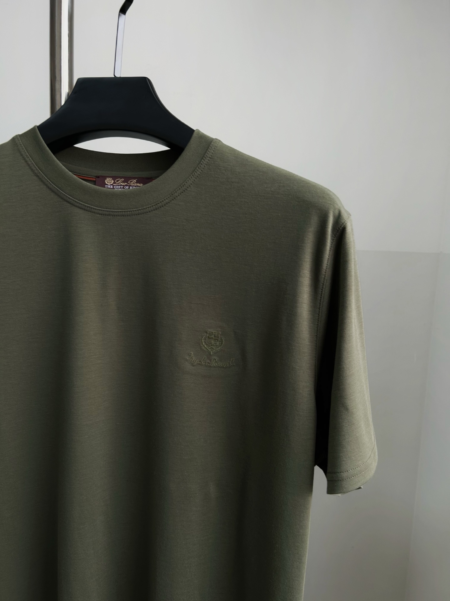 。 独家品质，定制面料Loro Piana刺绣字母LOGO男士短袖T恤，面料采用原版定制100%丝光棉，