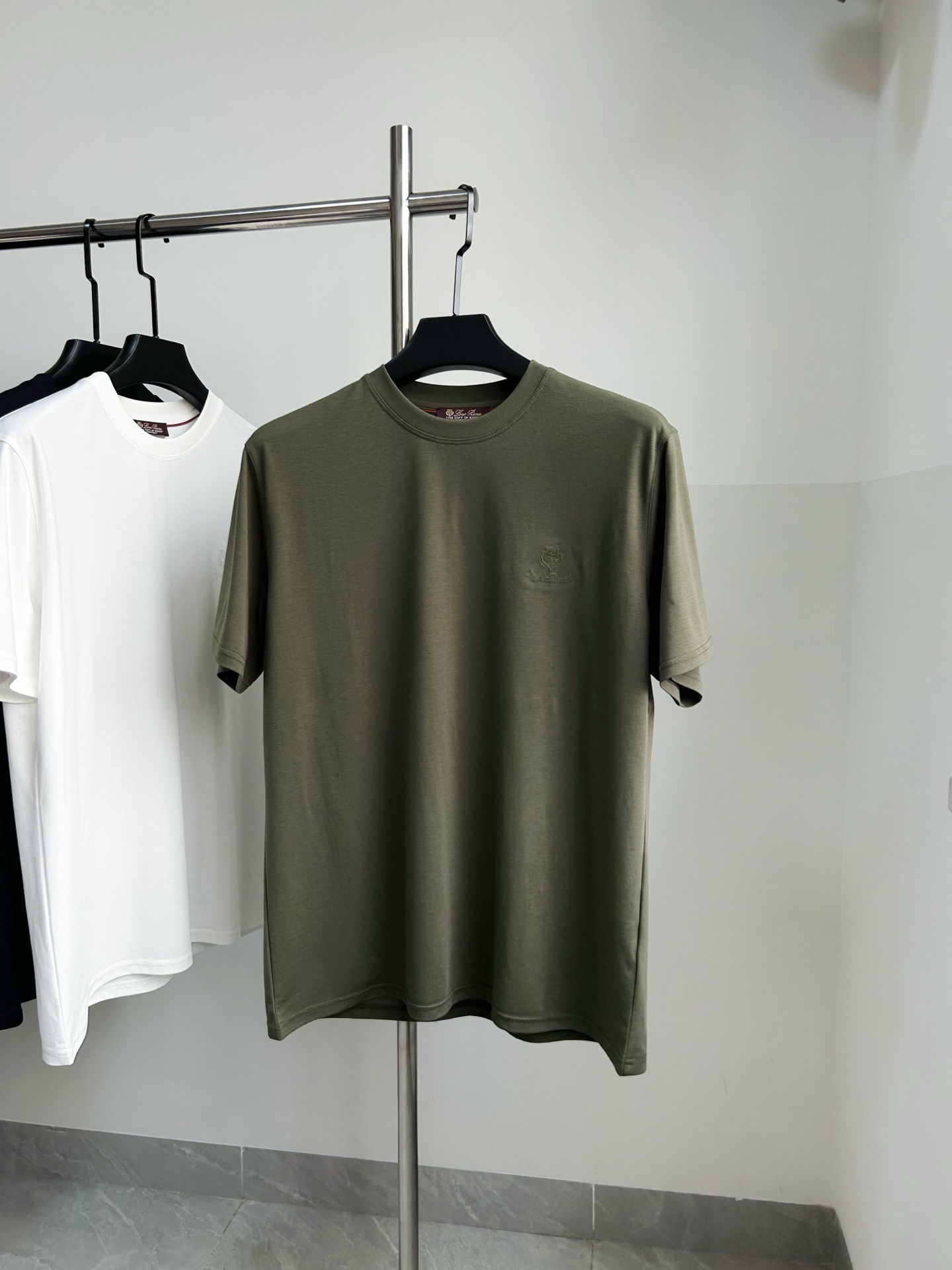 。 独家品质，定制面料Loro Piana刺绣字母LOGO男士短袖T恤，面料采用原版定制100%丝光棉，