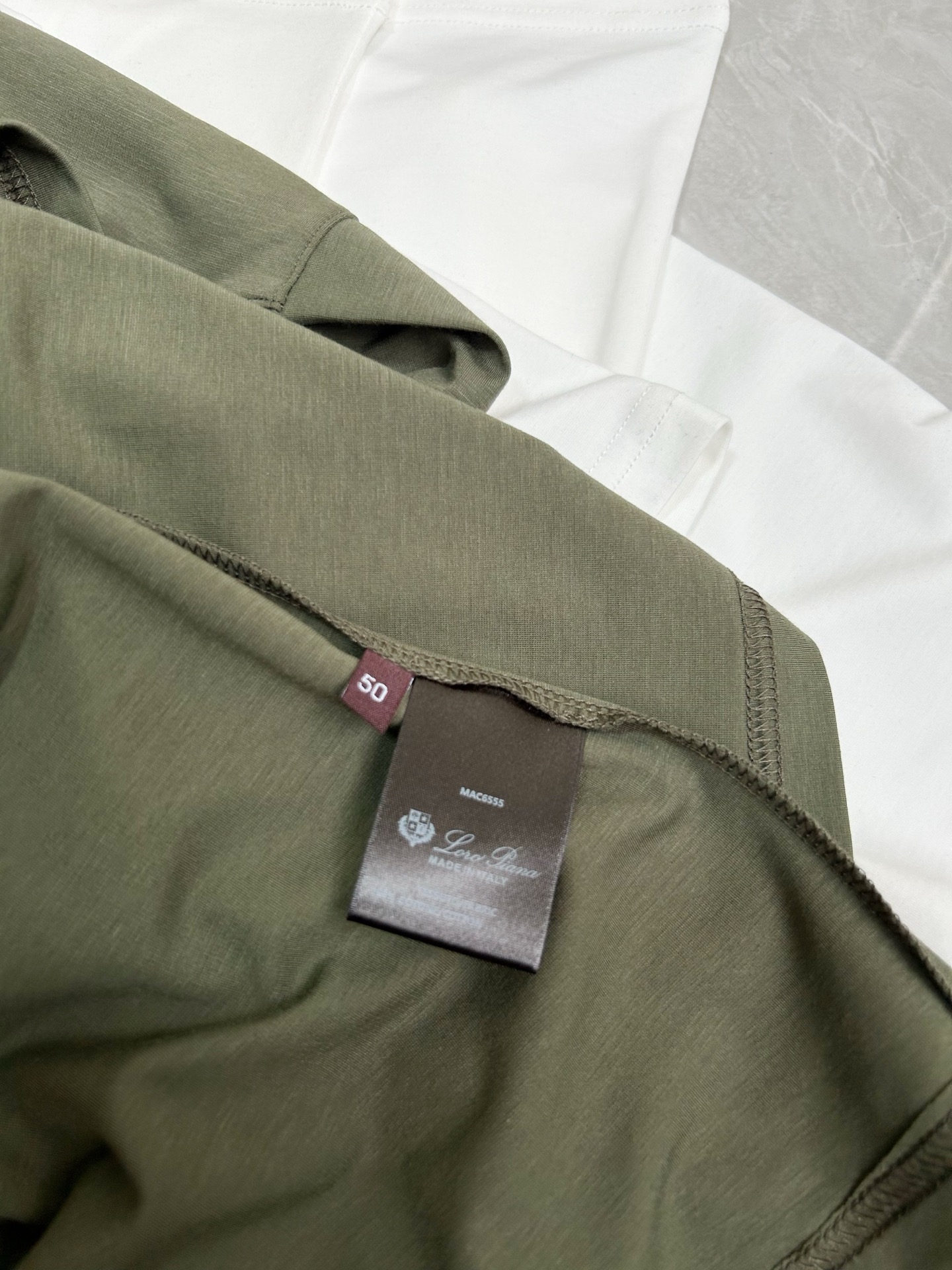 。 独家品质，定制面料Loro Piana刺绣字母LOGO男士短袖T恤，面料采用原版定制100%丝光棉，