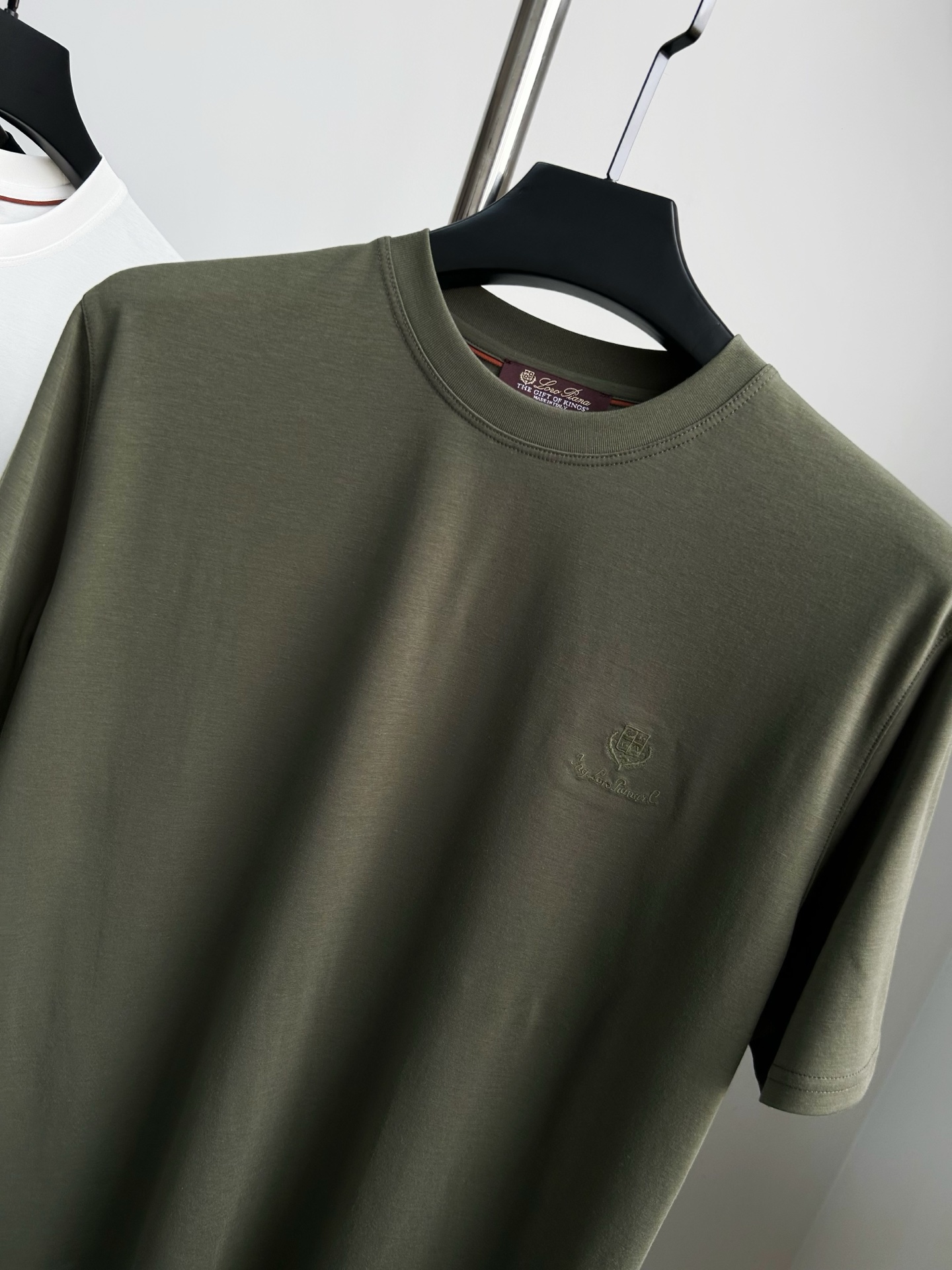 。 独家品质，定制面料Loro Piana刺绣字母LOGO男士短袖T恤，面料采用原版定制100%丝光棉，