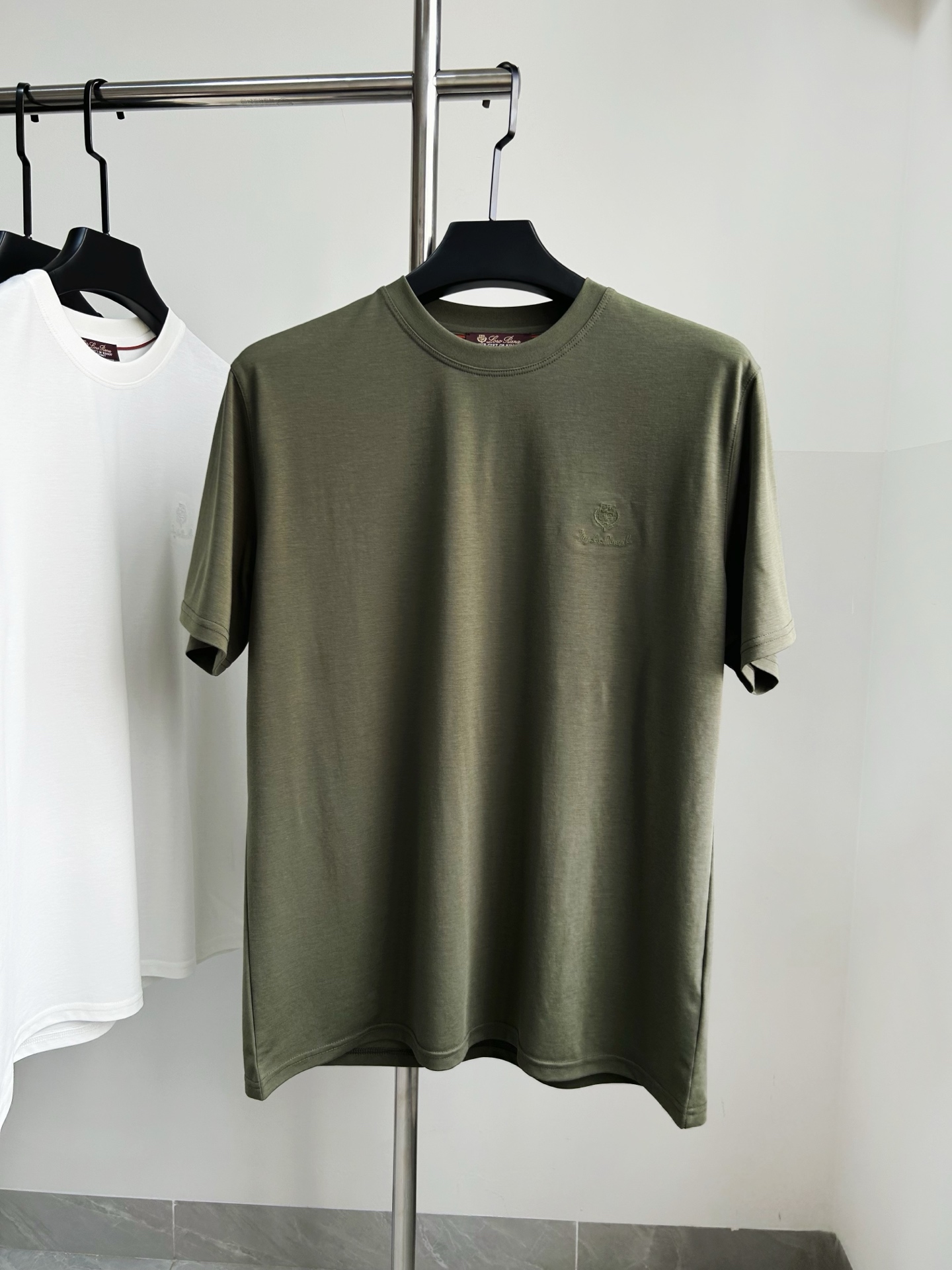 。 独家品质，定制面料Loro Piana刺绣字母LOGO男士短袖T恤，面料采用原版定制100%丝光棉，