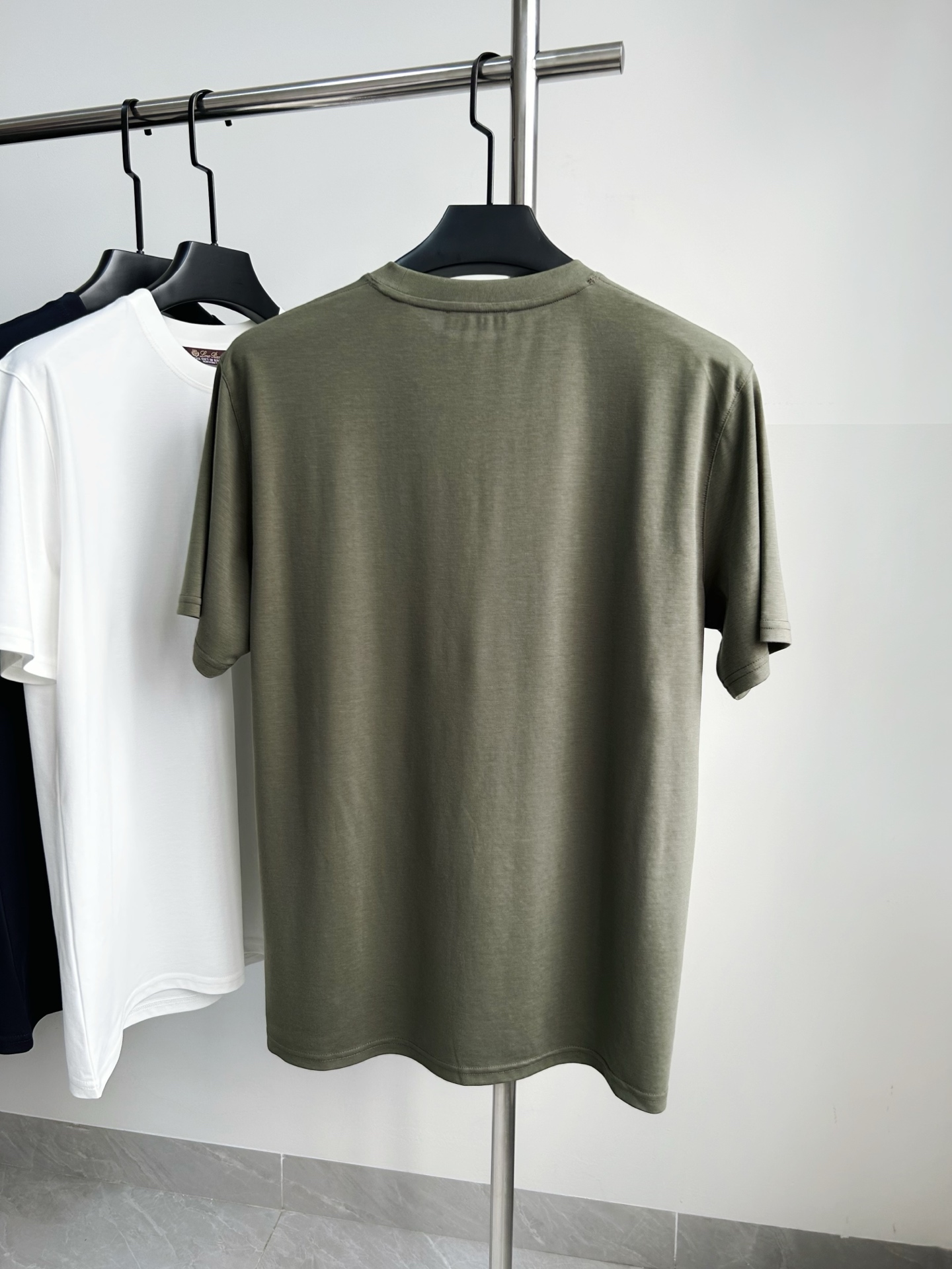 。 独家品质，定制面料Loro Piana刺绣字母LOGO男士短袖T恤，面料采用原版定制100%丝光棉，