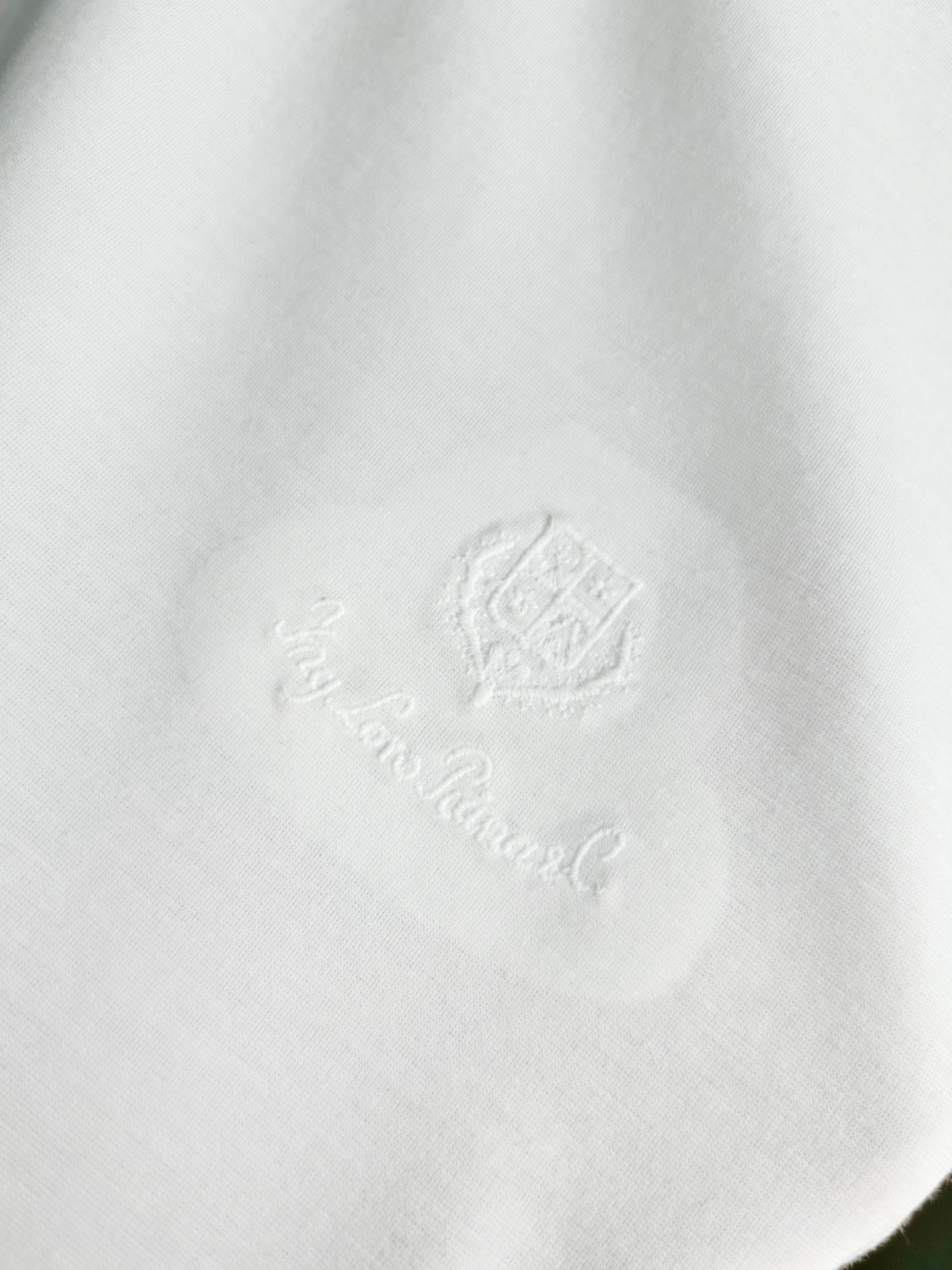 。 独家品质，定制面料Loro Piana刺绣字母LOGO男士短袖T恤，面料采用原版定制100%丝光棉，