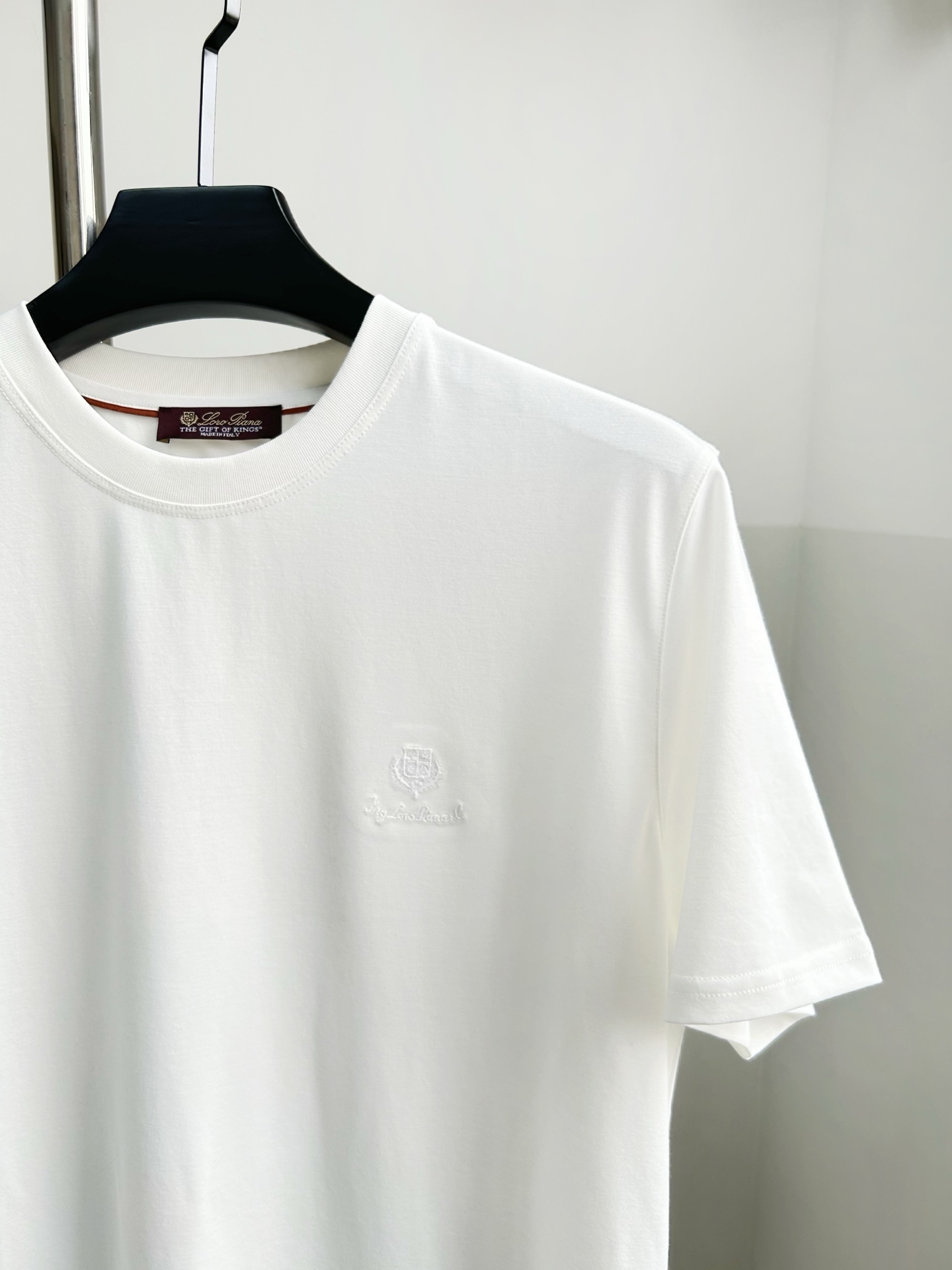 。 独家品质，定制面料Loro Piana刺绣字母LOGO男士短袖T恤，面料采用原版定制100%丝光棉，