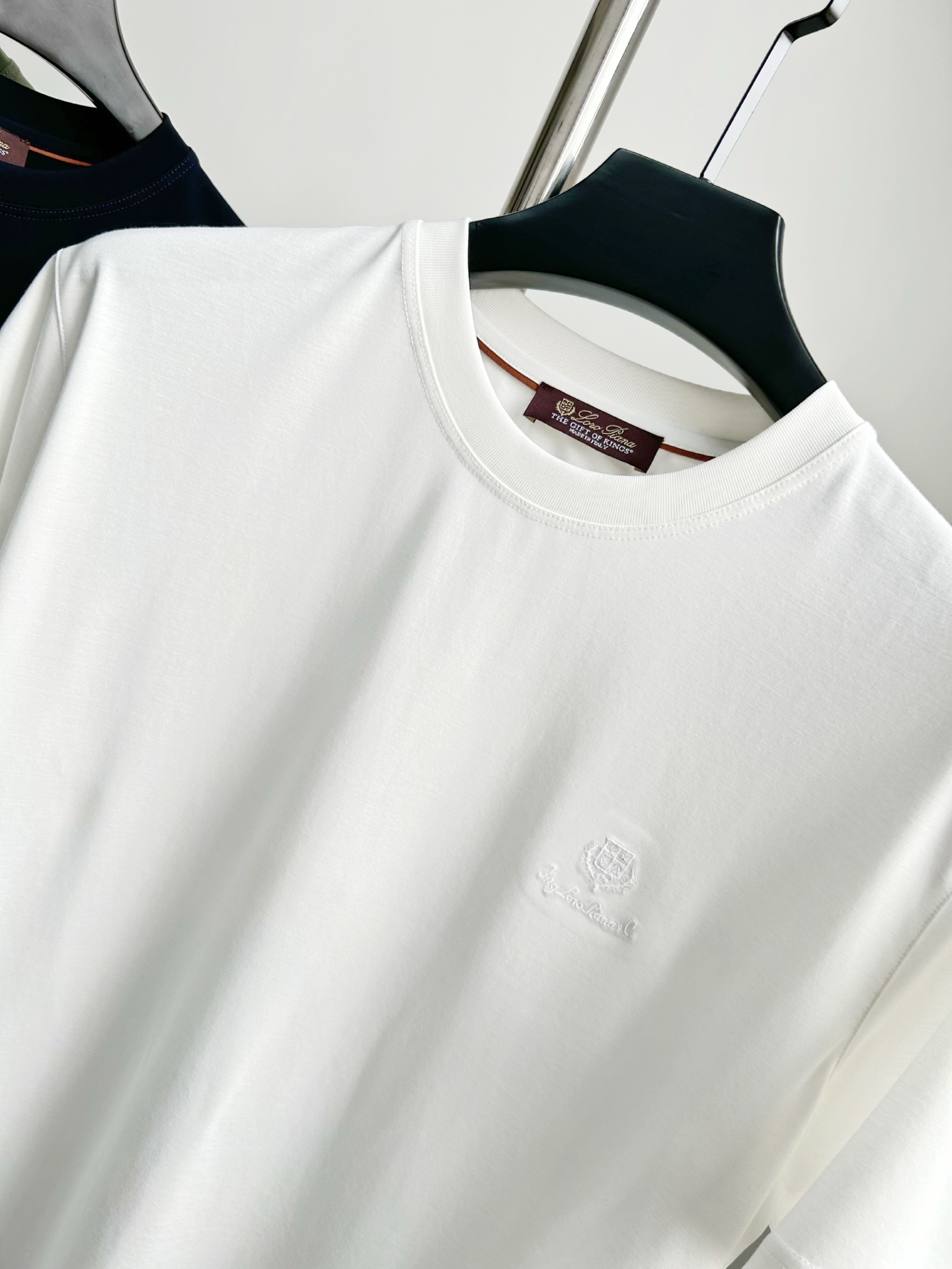 。 独家品质，定制面料Loro Piana刺绣字母LOGO男士短袖T恤，面料采用原版定制100%丝光棉，