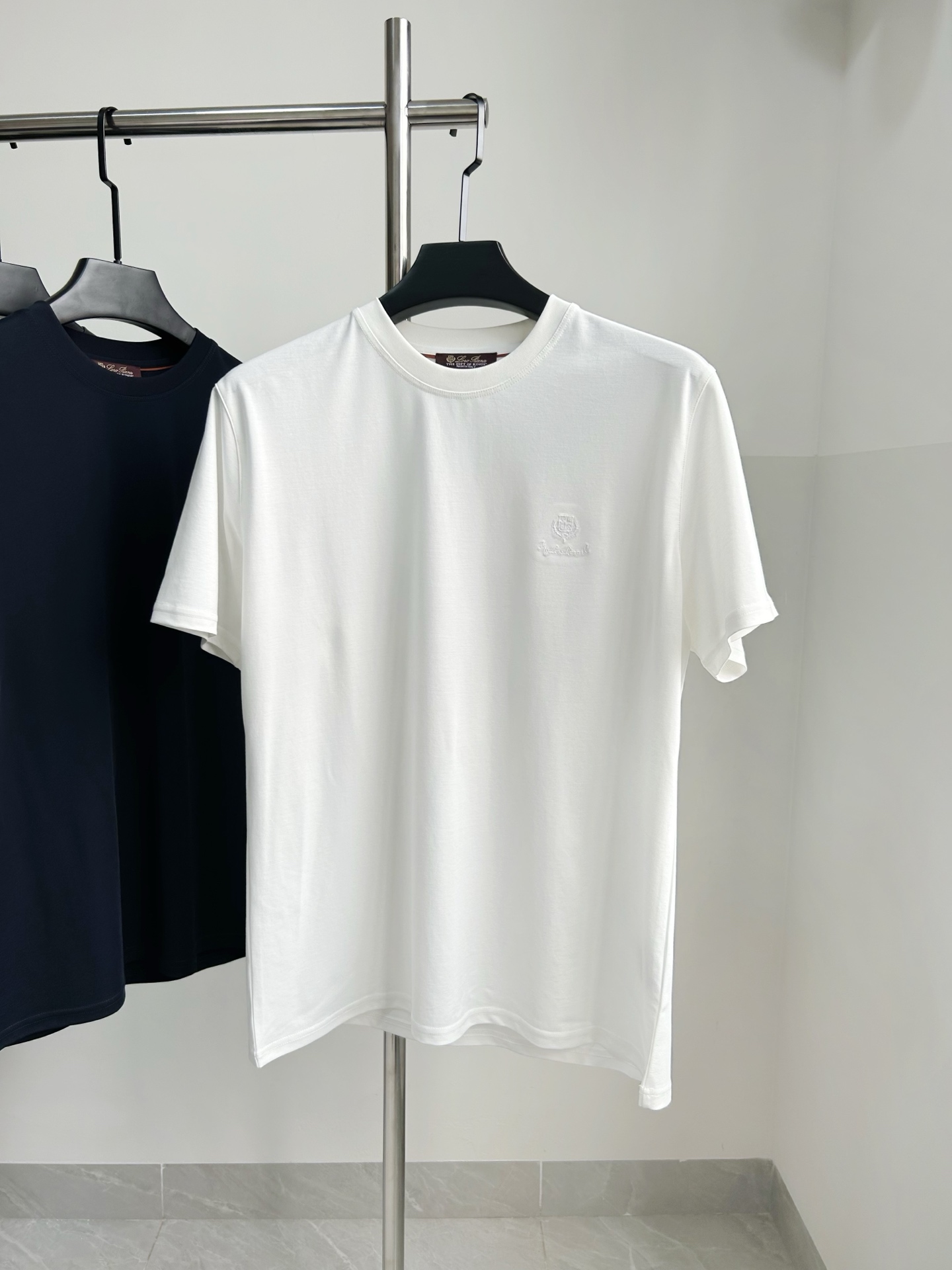 。 独家品质，定制面料Loro Piana刺绣字母LOGO男士短袖T恤，面料采用原版定制100%丝光棉，