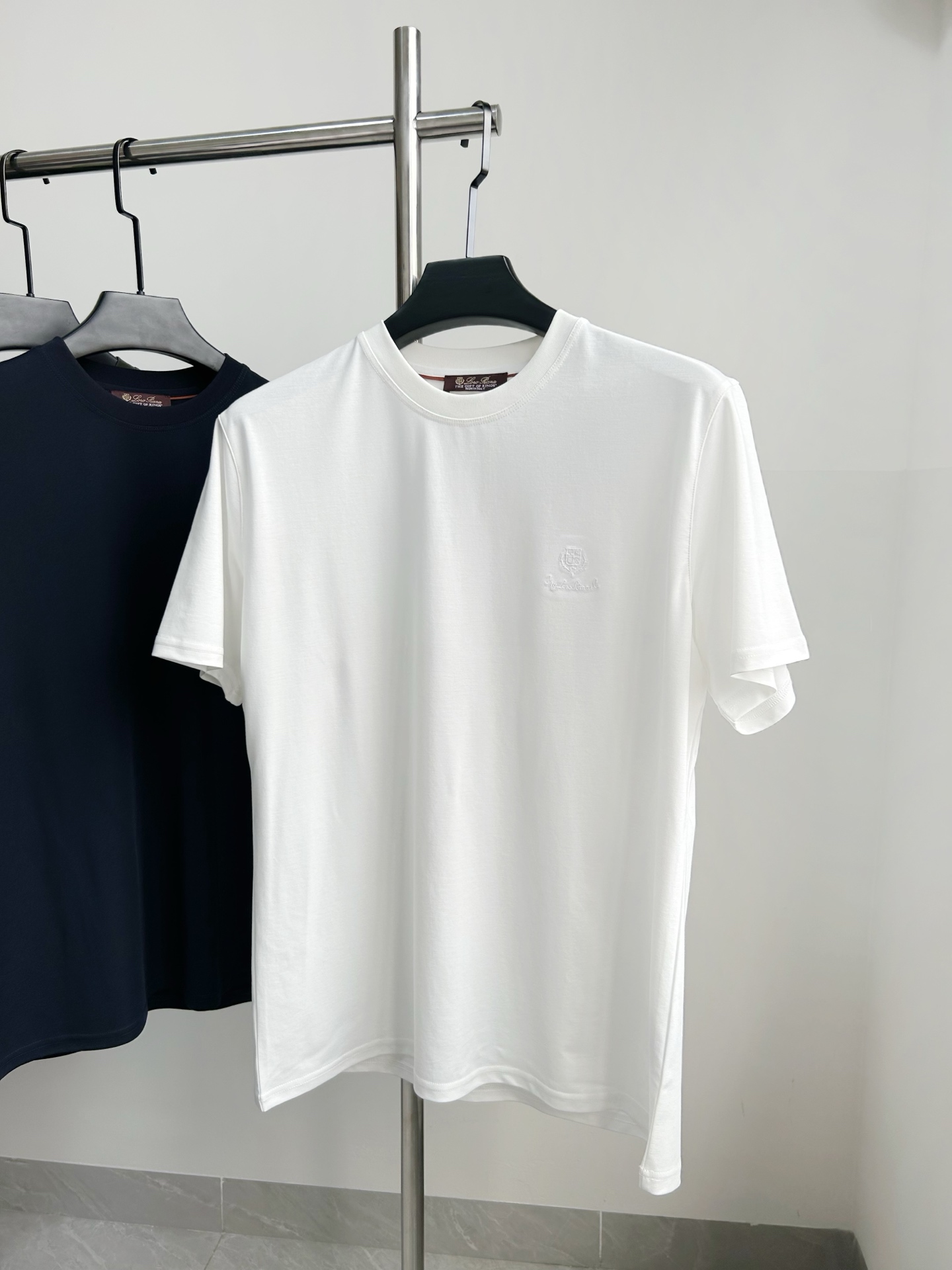 。 独家品质，定制面料Loro Piana刺绣字母LOGO男士短袖T恤，面料采用原版定制100%丝光棉，