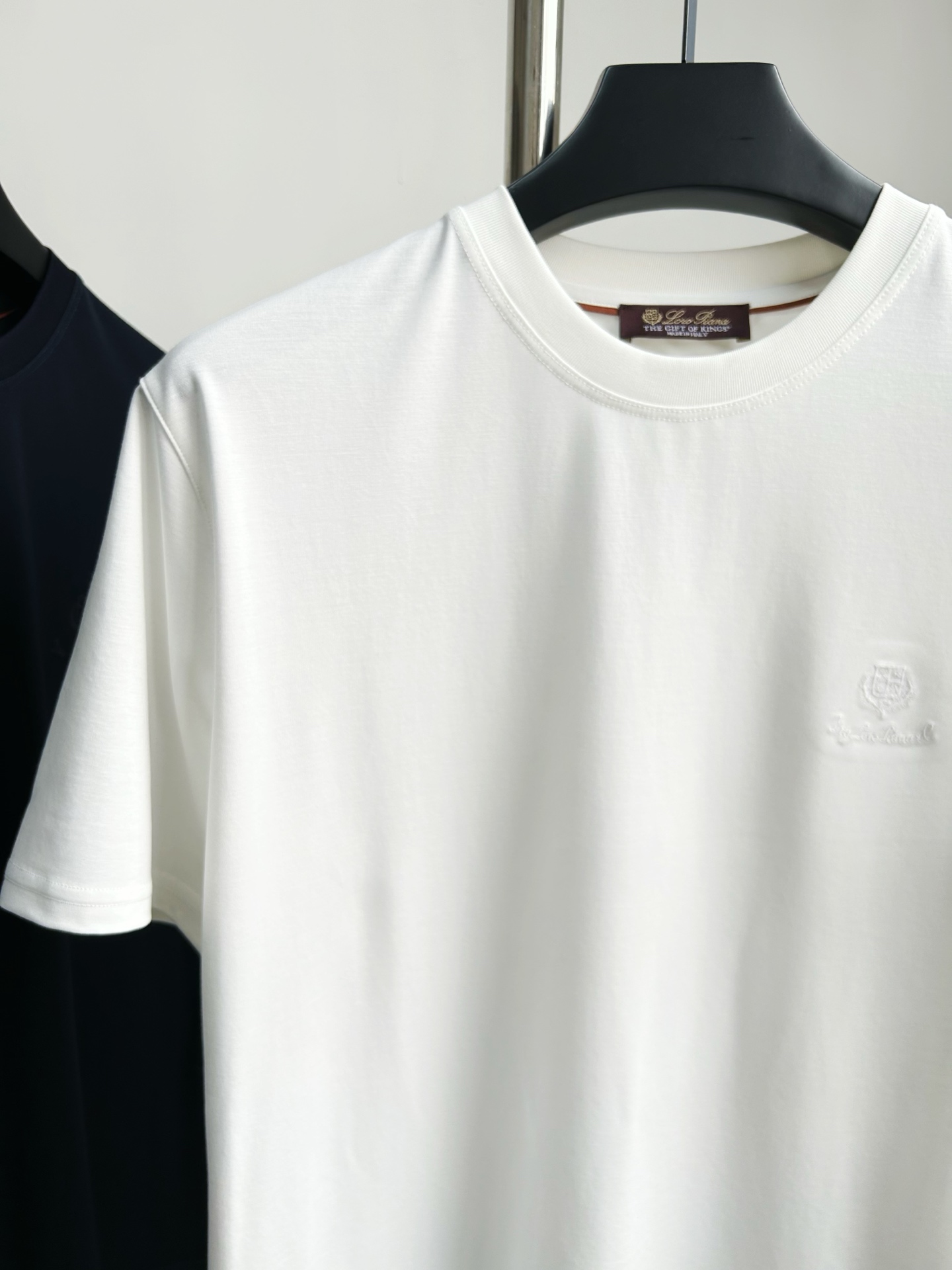 。 独家品质，定制面料Loro Piana刺绣字母LOGO男士短袖T恤，面料采用原版定制100%丝光棉，