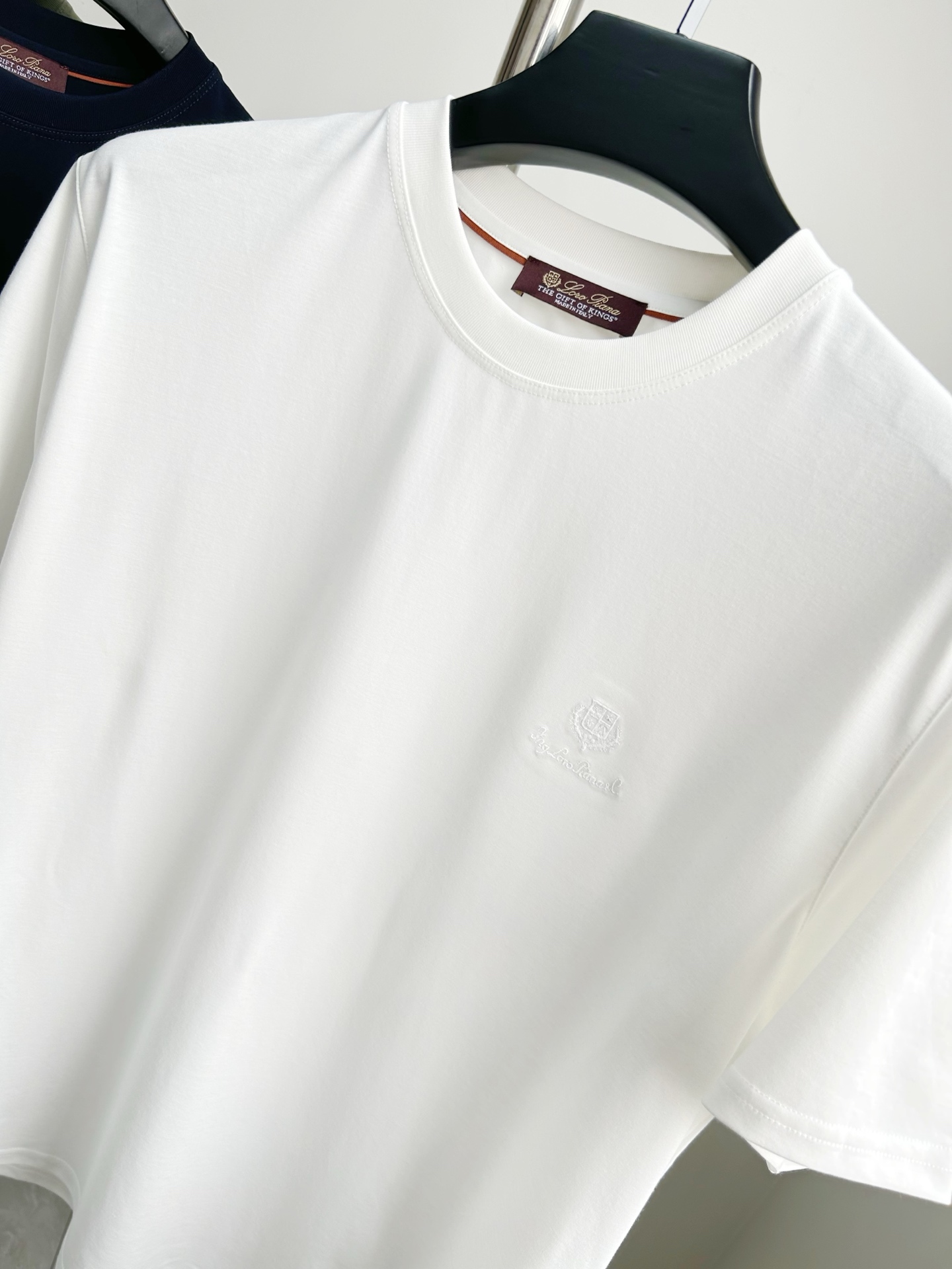 。 独家品质，定制面料Loro Piana刺绣字母LOGO男士短袖T恤，面料采用原版定制100%丝光棉，