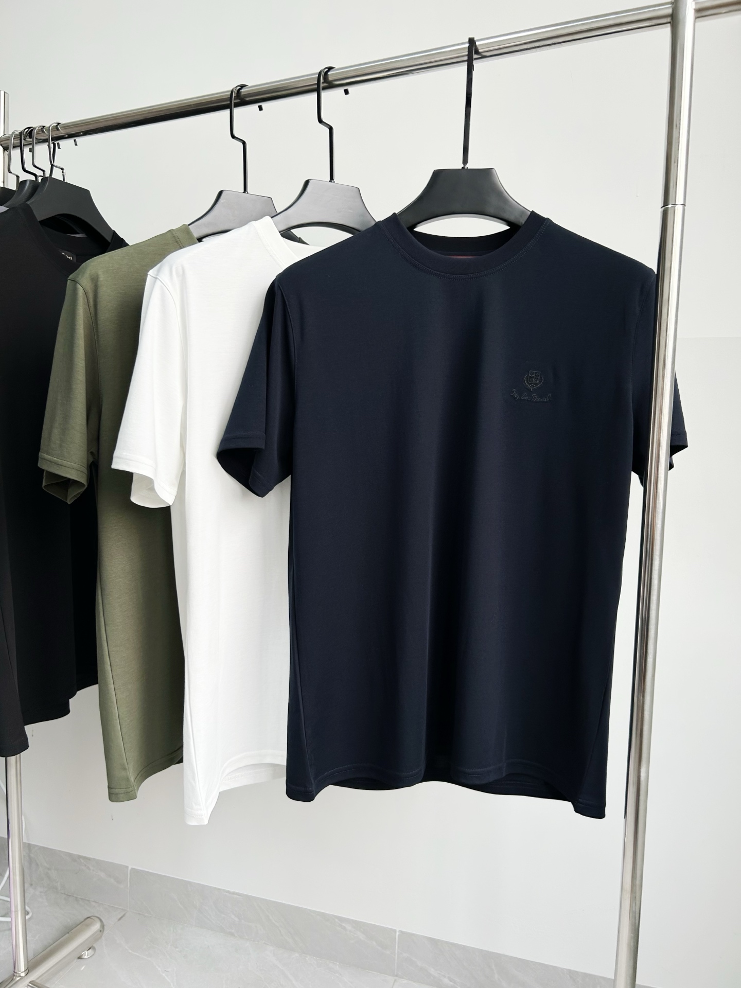 。 独家品质，定制面料Loro Piana刺绣字母LOGO男士短袖T恤，面料采用原版定制100%丝光棉，