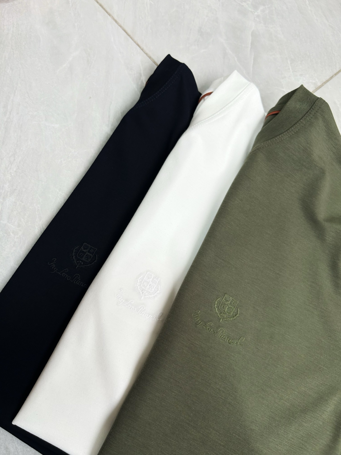 。 独家品质，定制面料Loro Piana刺绣字母LOGO男士短袖T恤，面料采用原版定制100%丝光棉，