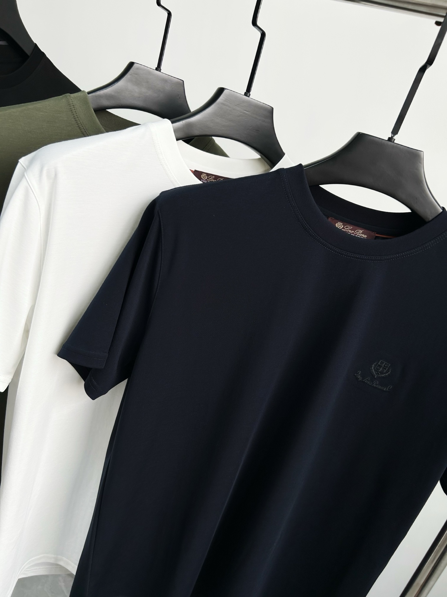 。 独家品质，定制面料Loro Piana刺绣字母LOGO男士短袖T恤，面料采用原版定制100%丝光棉，