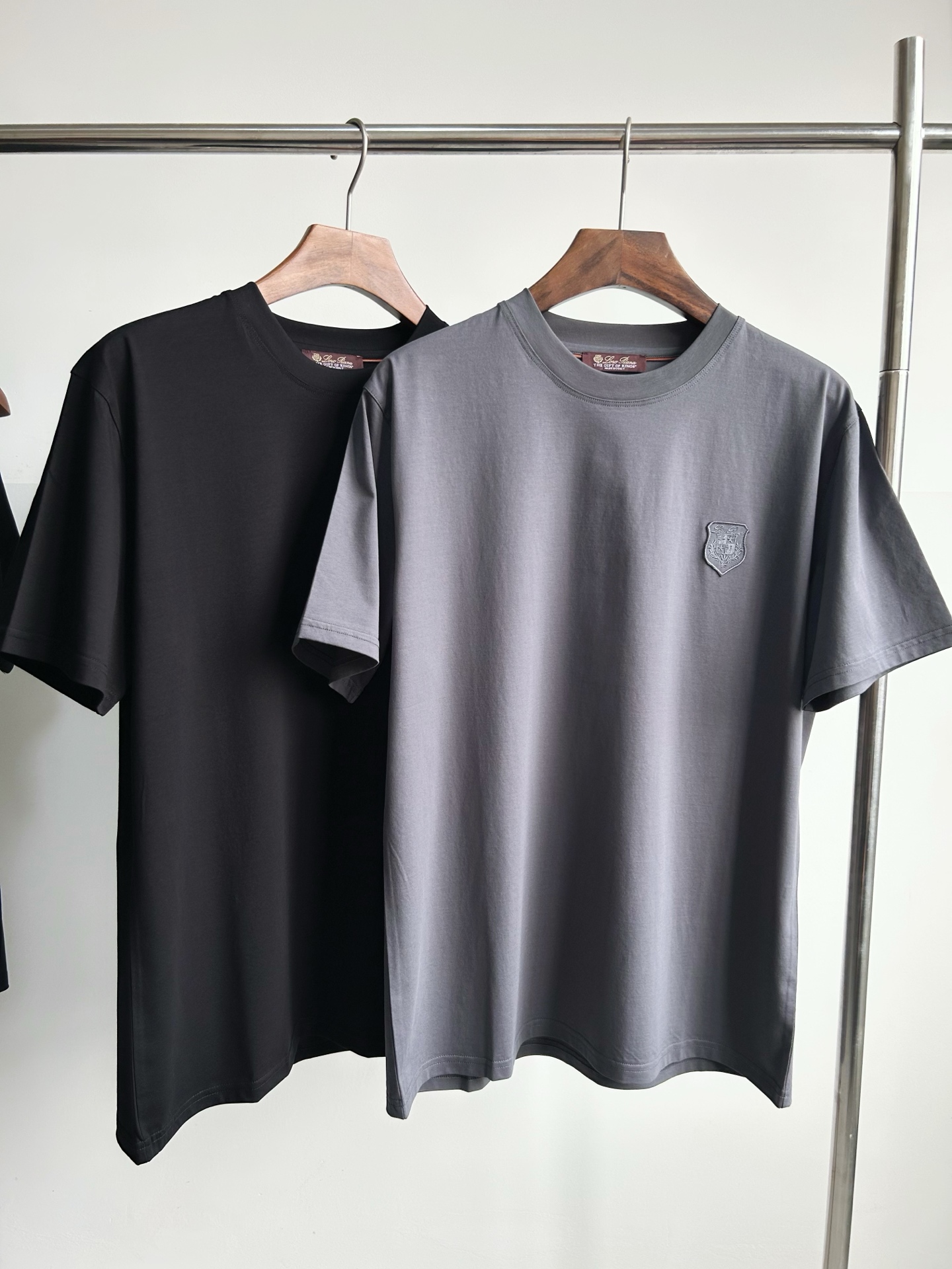 NO:419674,.Exclusive quality, custom fabric Loro piana patch embroidery LOGO men's short-sleeved T-shirt, the fabric is made of original custom mercerized cotton, which has soft and delicate touch and excellent breathability. It is decorated with exquisite patch embroidery LOGO logo embroidery on the chest. This casual item is versatile and versatile, soft and comfortable in the touch. It is easy to match, adding a bright color to your travel and leisure style, allowing you to enjoy a comfortable wearing experience in any season. The unique luster of mercerized cotton gives the clothes a low-key and elegant texture, showing your taste and style.  In terms of design, we chose the classic solid color tone, which is simple and generous, and easy to match. The exquisite letter embroidery pattern on the chest adds a touch of fashion and personality, which is neither ostentatious nor lacks the beauty of detail. The round neck design is classic and versatile, suitable for wearing in various occasions, whether it is daily travel or casual gathering, it can be easily controlled. Color black, high-end gray, code number M L XL XXL exclusively available, loro piano, T-shirt, tees, t-shirt, alexander wang19860909.独家品质,定制面料Loro piana贴布绣LOGO男士短袖T恤,面料采用原版定制丝光棉,触感柔软细腻,透气性极佳,胸前饰有精致的贴布绣LOGO标志刺绣.这款休闲单品百搭百搭,手感柔软舒适.易于搭配,为您的旅行休闲造型增添一抹亮色,让您在任何季节都能享受舒适的穿着体验.丝光棉特有的光泽感,赋予衣物低调而优雅的质感,尽显您的品味与格调. 设计上,我们选用了经典的纯色基调,简洁大方,易于搭配.胸前精致的字母刺绣图案,增添了一丝时尚与个性,既不张扬又不失细节之美.圆领设计经典百搭,适合各种场合穿着,无论是日常出行还是休闲聚会,都能轻松驾驭. 颜色黑色 高级灰 码数M L XL XXL独家专供,,loro piana,T-shirt,tees，t-shirt,alexander wang,Men's clothing