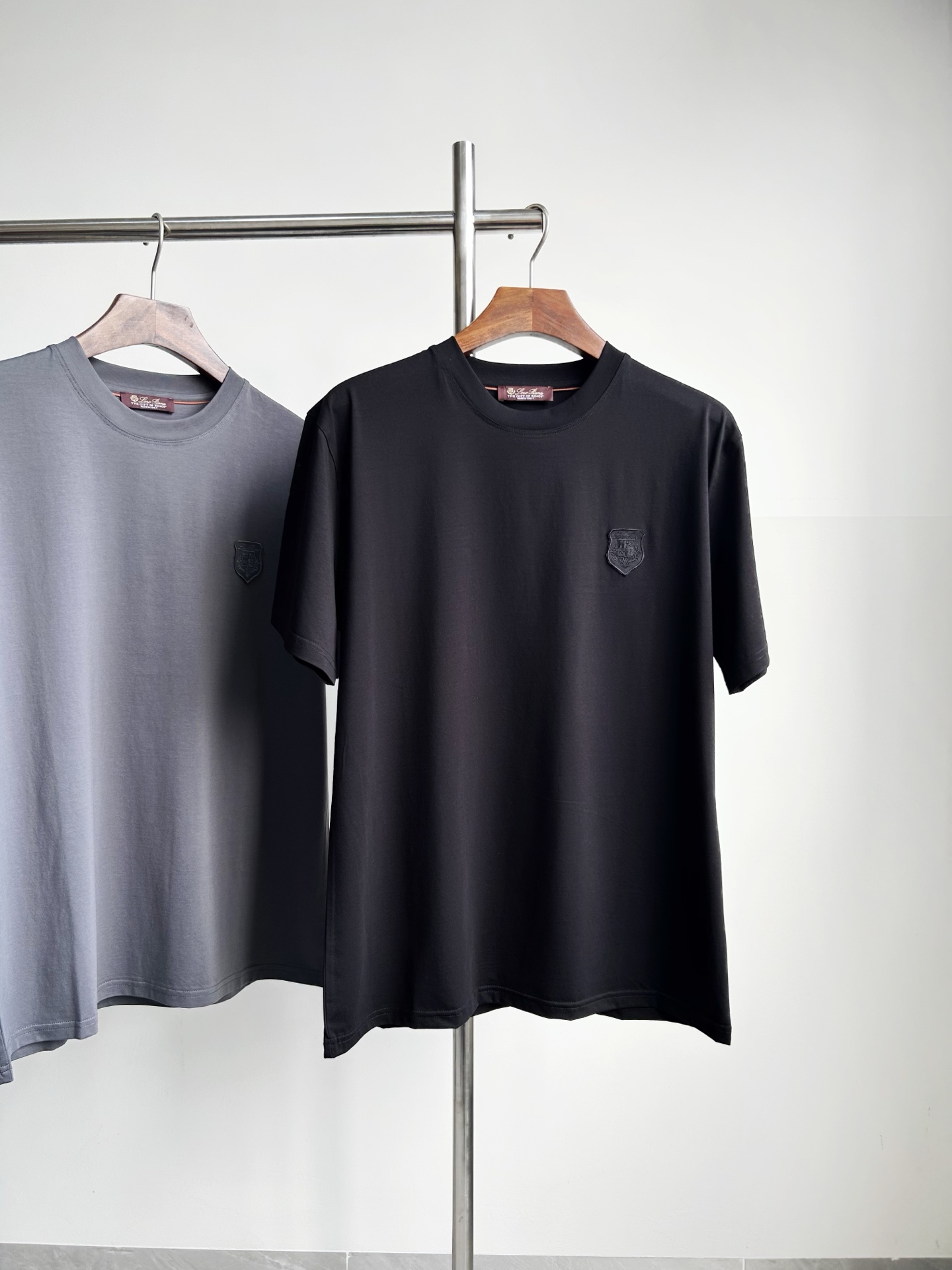 NO:419638,. Exclusive quality, custom fabric Loro piana patch embroidery LOGO men's short-sleeved T-shirt, the fabric is made of original custom mercerized cotton, which has soft and delicate touch and excellent breathability. It is decorated with exquisite patch embroidery LOGO logo embroidery on the chest. This casual item is versatile and versatile, soft and comfortable in the touch. It is easy to match, adding a bright color to your travel and leisure style, allowing you to enjoy a comfortable wearing experience in any season. The unique luster of mercerized cotton gives the clothes a low-key and elegant texture, showing your taste and style.  In terms of design, we chose the classic solid color tone, which is simple and generous, and easy to match. The exquisite letter embroidery pattern on the chest adds a touch of fashion and personality, which is neither ostentatious nor lacks the beauty of detail. The round neck design is classic and versatile, suitable for wearing in various occasions, whether it is daily travel or casual gathering, it can be easily controlled. Color black, high-end gray, code number M L XL XXL exclusively available, loro piano, T-shirt, tees, t-shirt, alexander wang19860909. 独家品质,定制面料Loro piana贴布绣LOGO男士短袖T恤,面料采用原版定制丝光棉,触感柔软细腻,透气性极佳,胸前饰有精致的贴布绣LOGO标志刺绣.这款休闲单品百搭百搭,手感柔软舒适.易于搭配,为您的旅行休闲造型增添一抹亮色,让您在任何季节都能享受舒适的穿着体验.丝光棉特有的光泽感,赋予衣物低调而优雅的质感,尽显您的品味与格调. 设计上,我们选用了经典的纯色基调,简洁大方,易于搭配.胸前精致的字母刺绣图案,增添了一丝时尚与个性,既不张扬又不失细节之美.圆领设计经典百搭,适合各种场合穿着,无论是日常出行还是休闲聚会,都能轻松驾驭. 颜色黑色 高级灰 码数M L XL XXL独家专供,,loro piana,T-shirt,tees，t-shirt,alexander wang,Men's clothing