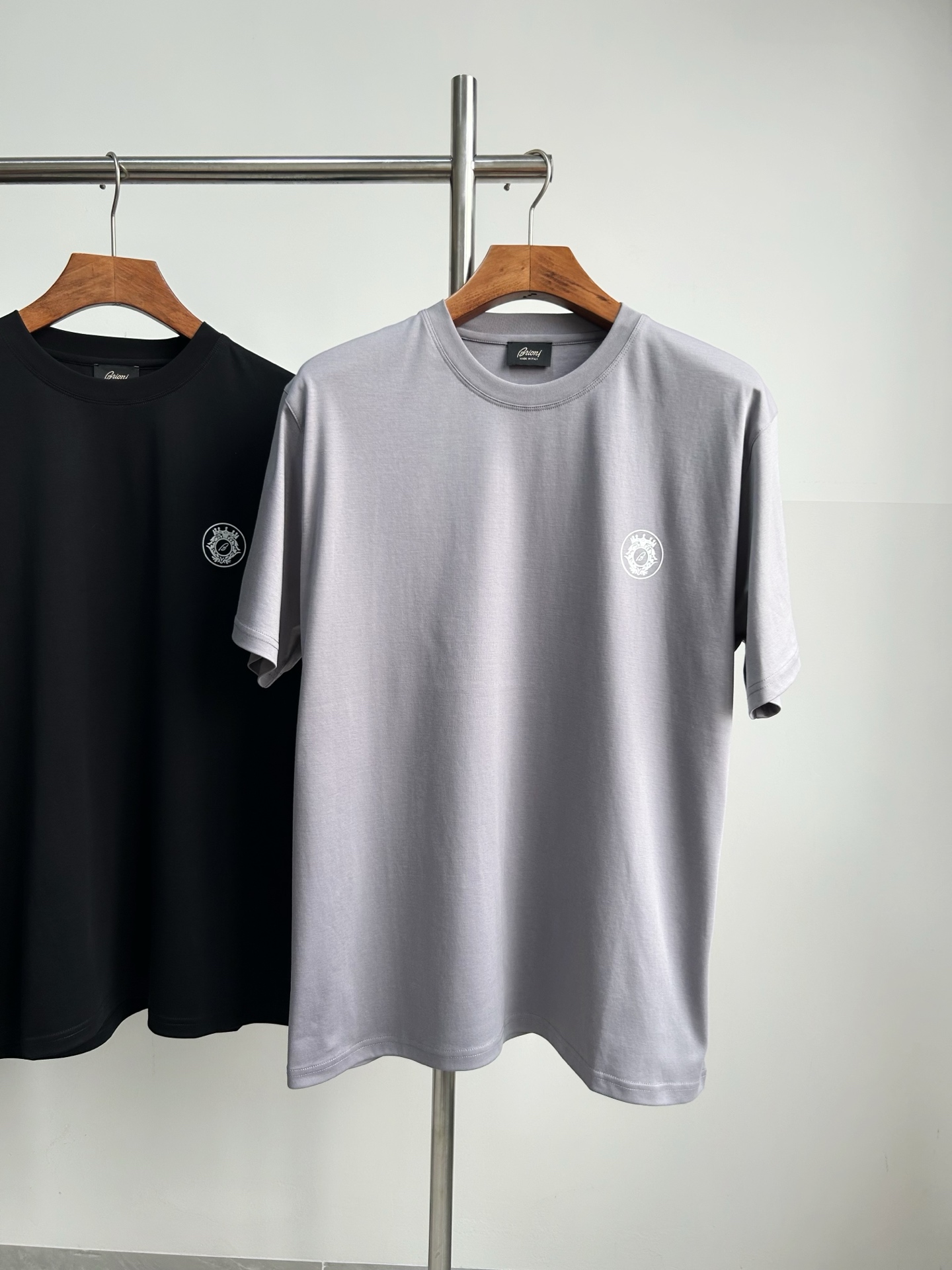 NO:419647,. Royal limited, exclusive quality, Brioni flocked letter men's short-sleeved T-shirt, the fabric is made of original custom mercerized cotton, which has soft and delicate touch and excellent breathability. The chest is decorated with exquisite Brioni flocking. This casual item is versatile and versatile, soft and comfortable to touch. It is easy to match, adding a touch of bright color to your travel and leisure style, allowing you to enjoy a comfortable wearing experience in any season. The unique luster of mercerized cotton gives the clothes a low-key and elegant texture, showing your taste and style. In terms of design, we have selected a classic solid color tone, which is simple and elegant, and is easy to match. The exquisite letter embroidery pattern on the chest adds a touch of fashion and personality, neither ostentatious nor lacks the beauty of details. The round neck design is classic and versatile, suitable for wearing in various occasions, whether it is daily travel or casual gathering, it can be easily controlled.  Color black Advanced gray Number of code M L XL XXL exclusively available, T-shirt,tees,t-shirt,alexander wang19860909. 皇室限定,独家品质,Brioni植绒字母男士短袖T恤,面料采用原版定制丝光棉,触感柔软细腻,透气性极佳,胸前饰有精致的Brioni植绒.这款休闲单品百搭百搭,手感柔软舒适.易于搭配,为您的旅行休闲造型增添一抹亮色,让您在任何季节都能享受舒适的穿着体验.丝光棉特有的光泽感,赋予衣物低调而优雅的质感,尽显您的品味与格调. 设计上,我们选用了经典的纯色基调,简洁大方,易于搭配.胸前精致的字母刺绣图案,增添了一丝时尚与个性,既不张扬又不失细节之美.圆领设计经典百搭,适合各种场合穿着,无论是日常出行还是休闲聚会,都能轻松驾驭. 颜色黑色 高级灰 码数M L XL XXL独家专供,,T-shirt,tees，t-shirt,alexander wang,Men's clothing