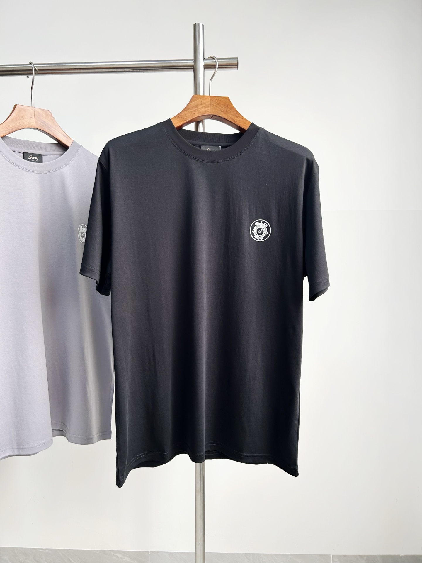 NO:419655,. Exclusive quality, Brioni embroidered letters men's short-sleeved T-shirt, the fabric is made of original custom mercerated cotton, which has soft and delicate touch and excellent breathability. The chest is decorated with exquisite Brioni logo embroidery. This casual item is versatile and versatile, soft and comfortable to touch. It is easy to match, adding a touch of bright color to your travel and leisure style, allowing you to enjoy a comfortable wearing experience in any season. The unique luster of mercerated cotton gives the clothes a low-key and elegant texture, showing your taste and style. In terms of design, we have selected a classic solid color tone, which is simple and elegant, and is easy to match. The exquisite letter embroidery pattern on the chest adds a touch of fashion and personality, neither ostentatious nor lacks the beauty of details. The round neck design is classic and versatile, suitable for wearing in various occasions, whether it is daily travel or casual gathering, it can be easily controlled.  Color royal blue.l advanced gray. Code number M L XL XXL exclusively available, T-shirt,tees, t-shirt,alexander wang19860909. 独家品质,Brioni刺绣字母男士短袖T恤,面料采用原版定制丝光棉,触感柔软细腻,透气性极佳,胸前饰有精致的Brioni标志刺绣.这款休闲单品百搭百搭,手感柔软舒适.易于搭配,为您的旅行休闲造型增添一抹亮色,让您在任何季节都能享受舒适的穿着体验.丝光棉特有的光泽感,赋予衣物低调而优雅的质感,尽显您的品味与格调. 设计上,我们选用了经典的纯色基调,简洁大方,易于搭配.胸前精致的字母刺绣图案,增添了一丝时尚与个性,既不张扬又不失细节之美.圆领设计经典百搭,适合各种场合穿着,无论是日常出行还是休闲聚会,都能轻松驾驭. 颜色宝蓝.l高级灰 码数M L XL XXL独家专供,,T-shirt,tees，t-shirt,alexander wang,Men's clothing