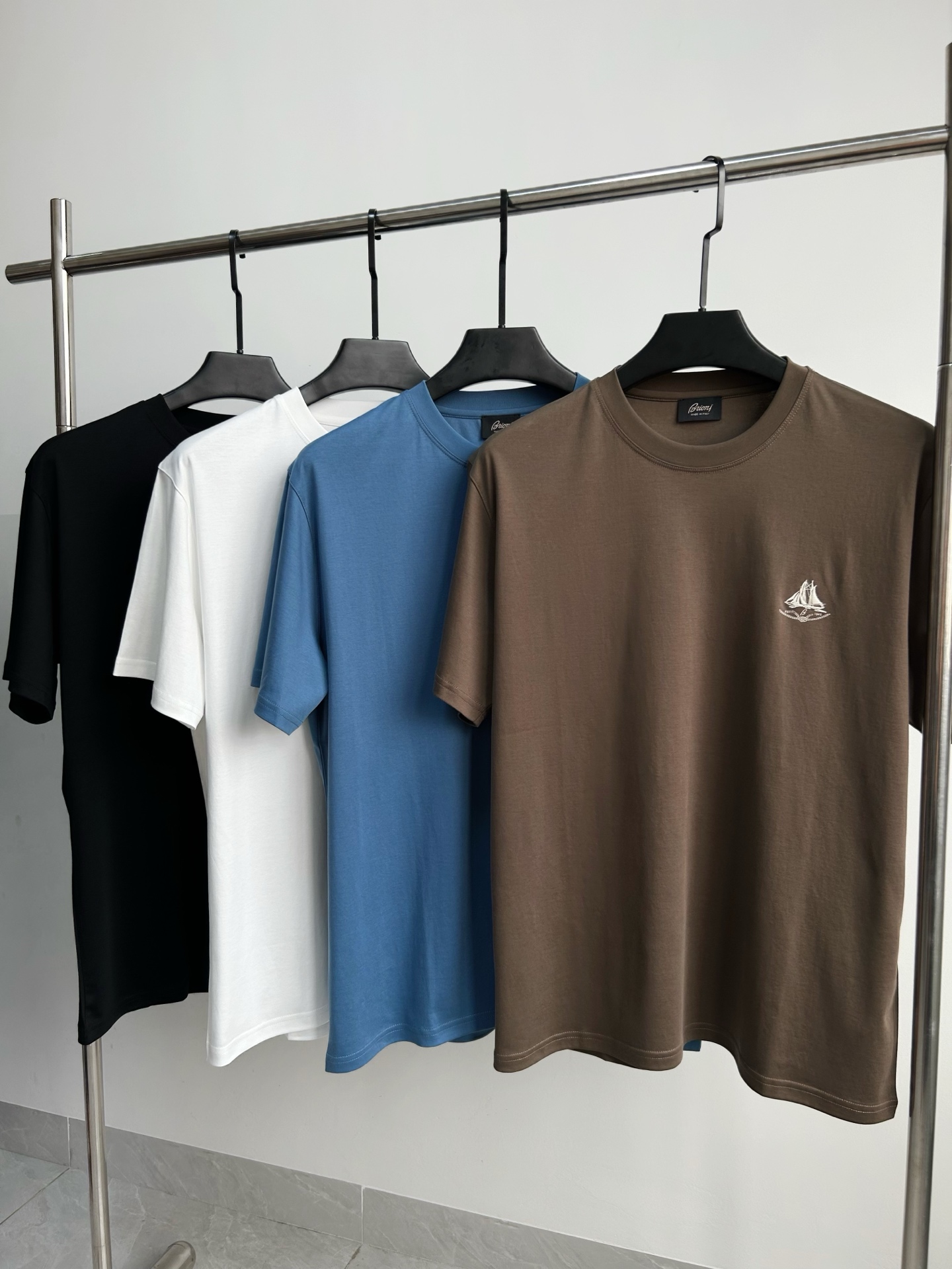 NO:419662,. Exclusive quality, Brioni sailing embroidery, digital printed mother men's short-sleeved T-shirt, the fabric is made of original custom mercerized cotton, which has soft and delicate touch, excellent breathability, and full of natural drooping. The chest is decorated with exquisite Brioni logo embroidery. This casual item is versatile and versatile, soft and comfortable in the touch. It is easy to match, adding a bright color to your travel and leisure style, allowing you to enjoy a comfortable wearing experience in any season. The unique luster of mercerized cotton gives the clothes a low-key and elegant texture, showing your taste and style.  In terms of design, we chose the classic solid color tone, which is simple and generous, and easy to match. The exquisite letter embroidery pattern on the chest adds a touch of fashion and personality, which is neither ostentatious nor lacks the beauty of detail. The round neck design is classic and versatile, suitable for wearing in various occasions, and can be easily controlled whether it is daily travel or casual gathering. The color is light and luxurious white, noble cafe, delicate lake blue, low-key black, four classic colors, code M L XL XXL exclusively available,, T-shirt, tees, t-shirt, alexander wang19860909. 独家品质,Brioni帆船刺绣 加数码印花母男士短袖T恤,面料采用原版定制丝光棉,触感柔软细腻,透气性极佳,自然垂感十足 胸前饰有精致的Brioni标志刺绣.这款休闲单品百搭百搭,手感柔软舒适.易于搭配,为您的旅行休闲造型增添一抹亮色,让您在任何季节都能享受舒适的穿着体验.丝光棉特有的光泽感,赋予衣物低调而优雅的质感,尽显您的品味与格调. 设计上,我们选用了经典的纯色基调,简洁大方,易于搭配.胸前精致的字母刺绣图案,增添了一丝时尚与个性,既不张扬又不失细节之美.圆领设计经典百搭,适合各种场合穿着,无论是日常出行还是休闲聚会,都能轻松驾驭. 颜色轻奢白 贵族咖 细腻湖蓝 低调黑 四个经典色 码数M L XL XXL独家专供,,T-shirt,tees，t-shirt,alexander wang,Men's clothing