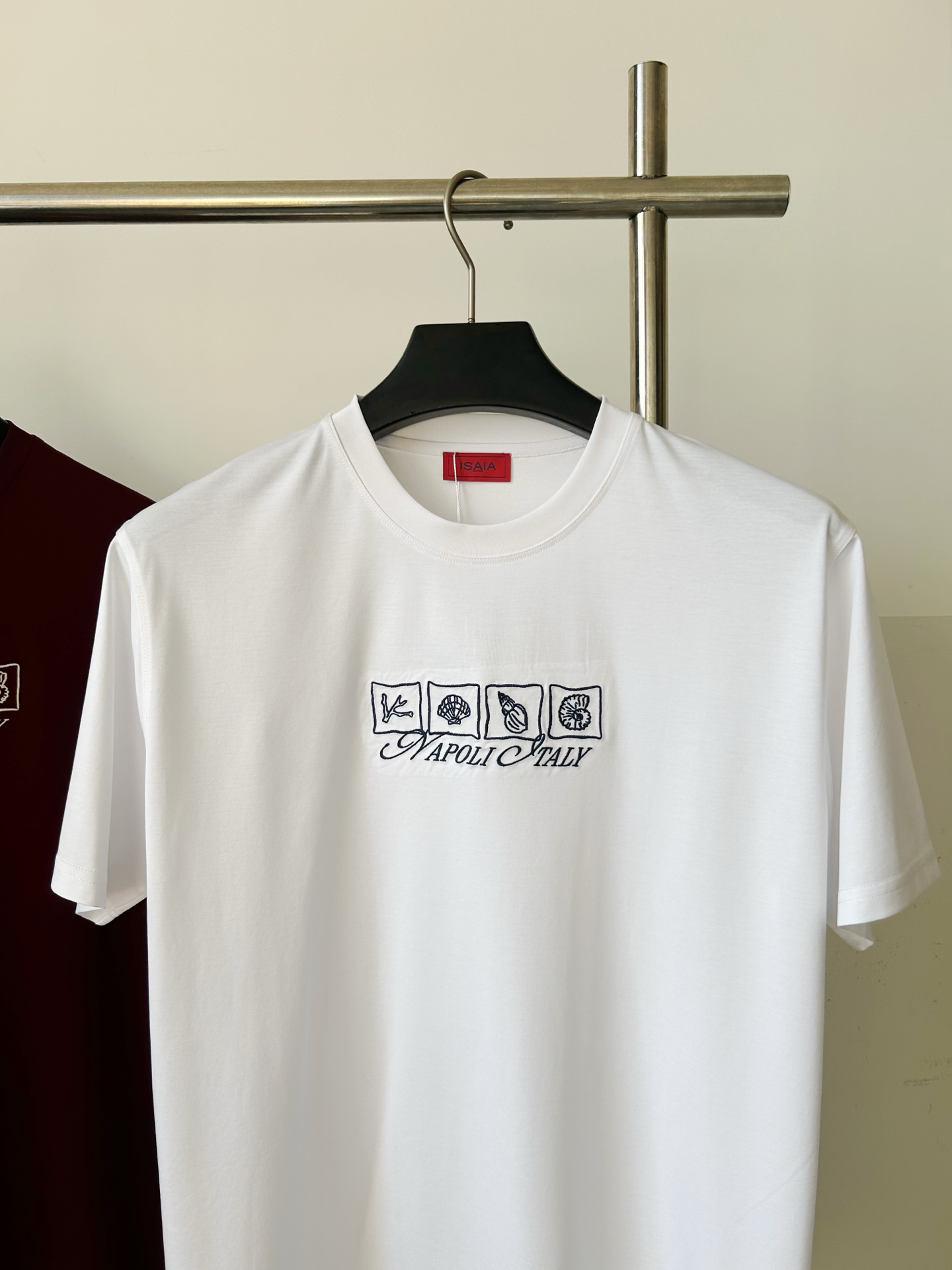 。 ISAIA意大利顶级奢饰品男装品牌 红珊瑚标识+顶级手工+现代色彩，是追求意式松弛优雅的顶奢之选。专