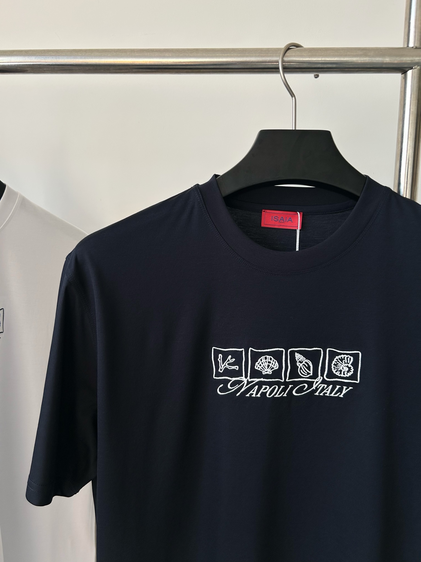 。 ISAIA意大利顶级奢饰品男装品牌 红珊瑚标识+顶级手工+现代色彩，是追求意式松弛优雅的顶奢之选。专