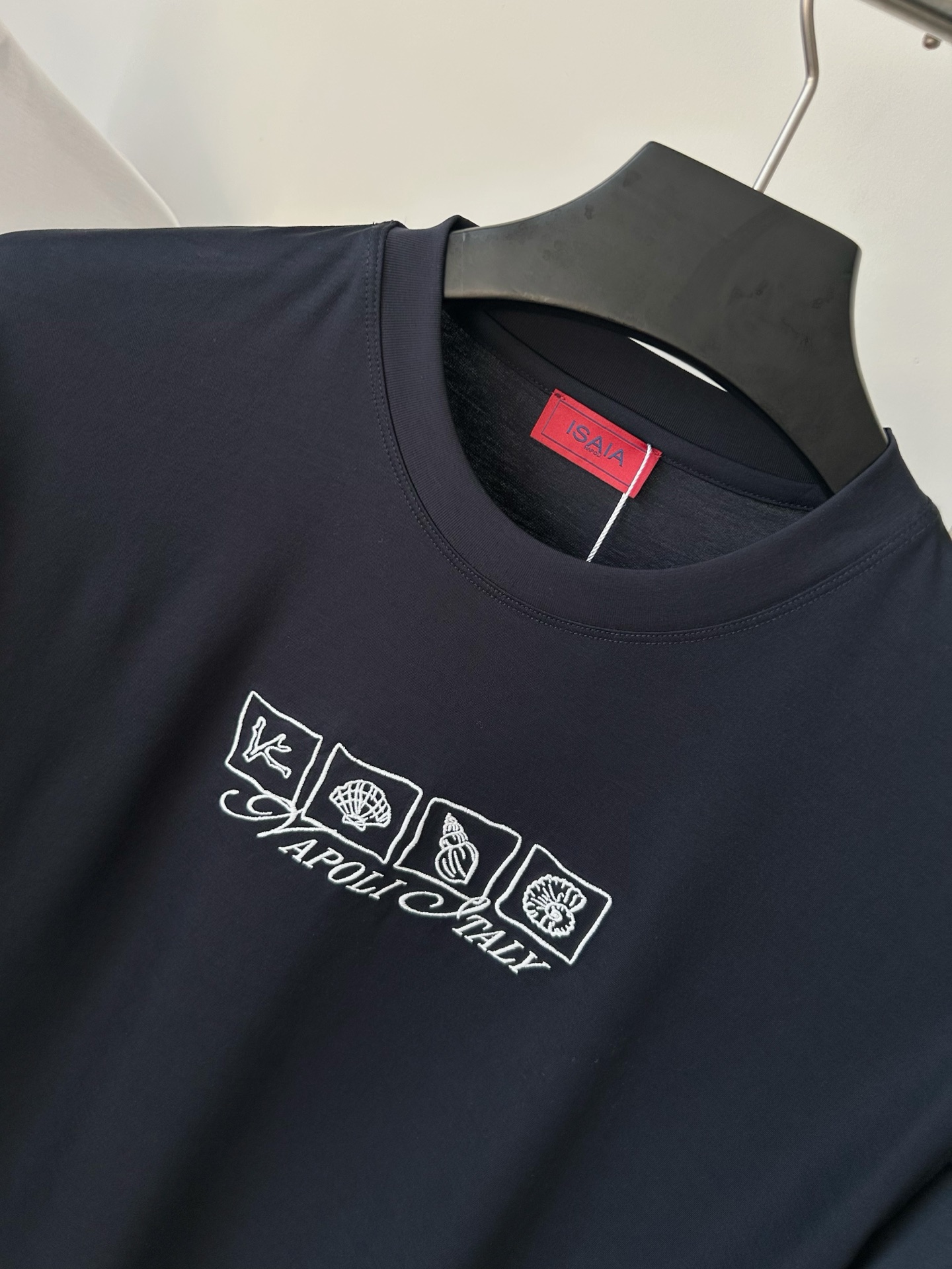 。 ISAIA意大利顶级奢饰品男装品牌 红珊瑚标识+顶级手工+现代色彩，是追求意式松弛优雅的顶奢之选。专