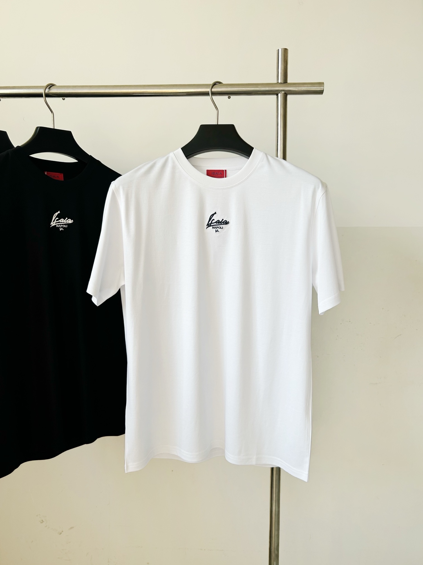 。 ISAIA意大利顶级奢饰品男装品牌 红珊瑚标识+顶级手工+现代色彩，是追求意式松弛优雅的顶奢之选。专
