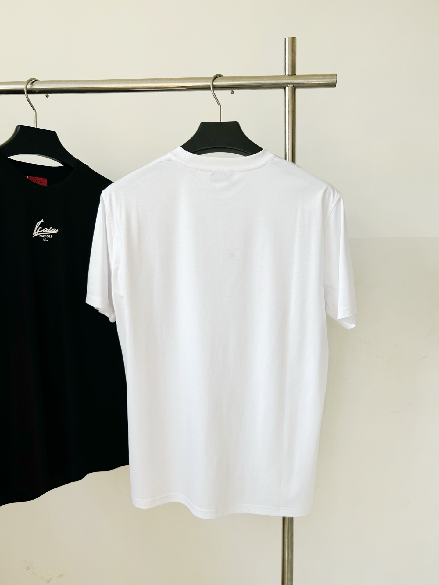 。 ISAIA意大利顶级奢饰品男装品牌 红珊瑚标识+顶级手工+现代色彩，是追求意式松弛优雅的顶奢之选。专