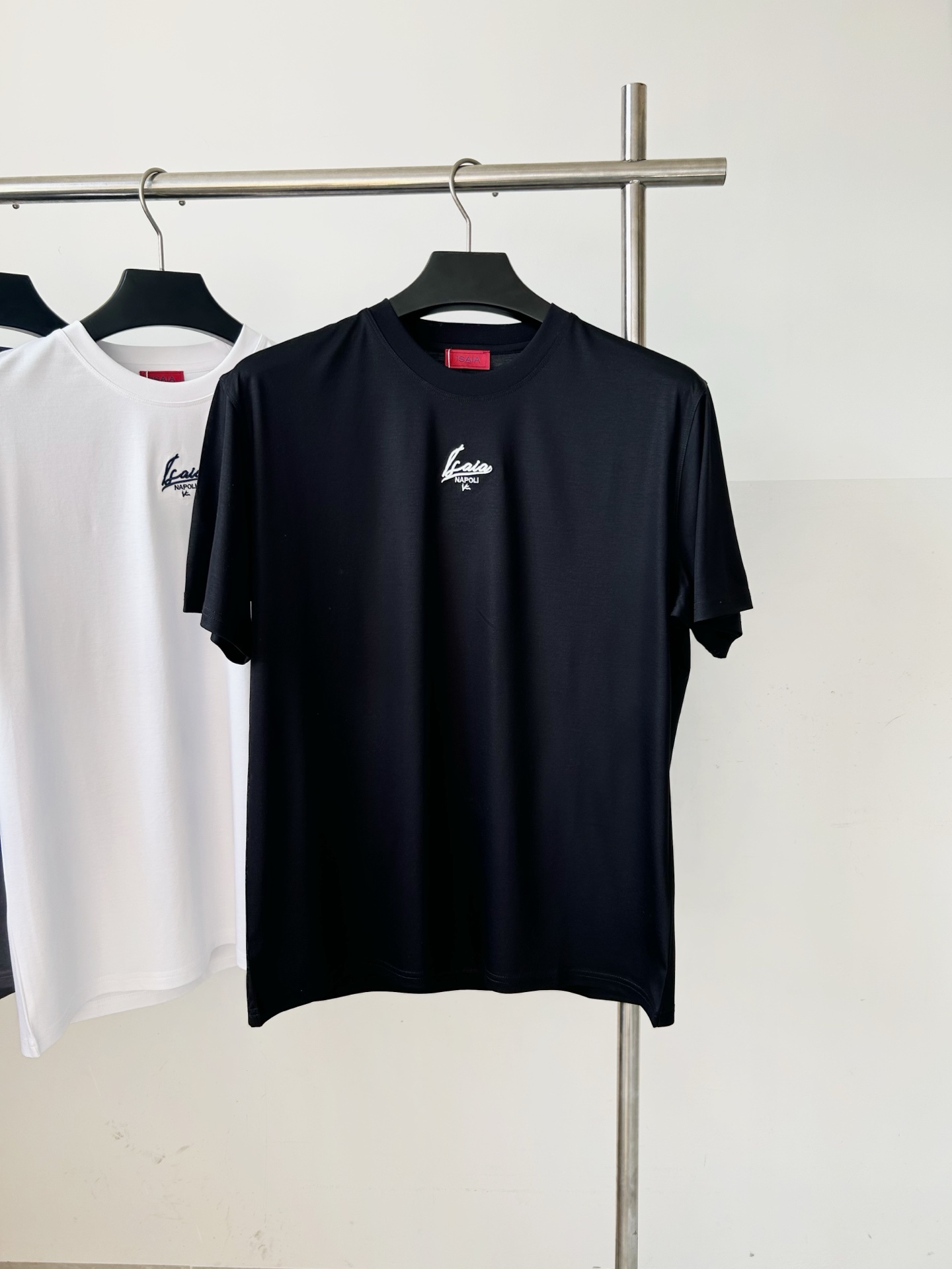。 ISAIA意大利顶级奢饰品男装品牌 红珊瑚标识+顶级手工+现代色彩，是追求意式松弛优雅的顶奢之选。专