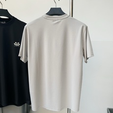 。 2026SS意大利Brioni独家品质,网球运动系列短袖T恤,面料采用原版定制100%丝光棉,触感柔 。 2026SS意大利Brioni独家品质,网球运动系列短袖T恤,面料采用原版定制100%丝光棉,触感柔