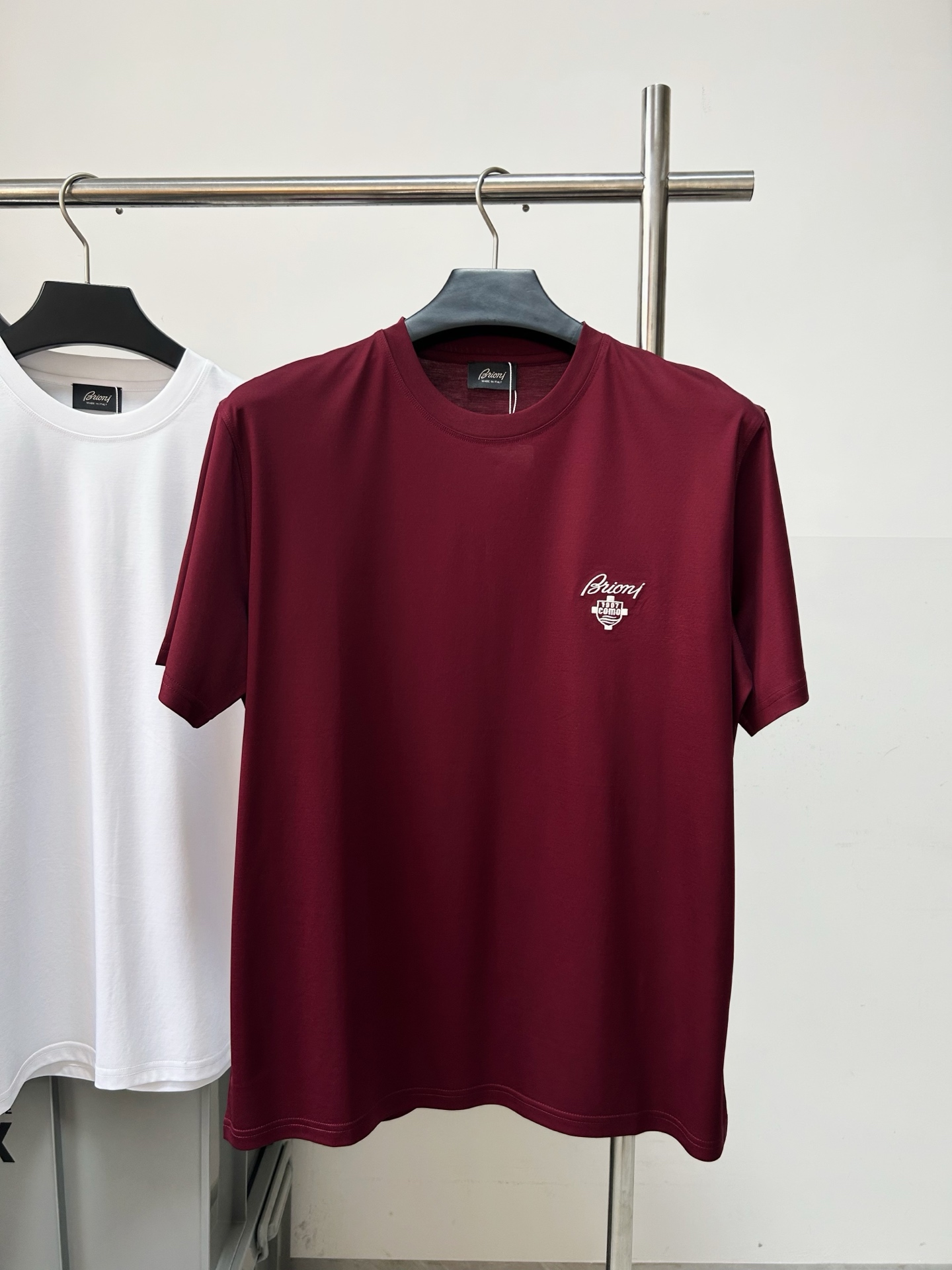 。 2026SS意大利Brioni独家品质全身双车线，区别于市场版本，字母刺绣系列短袖T恤，面料采用原版
